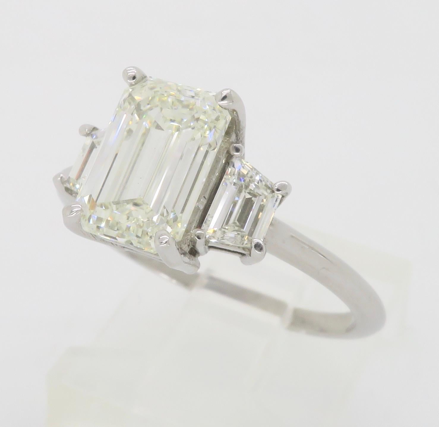 Anillo de compromiso de diamantes talla esmeralda certificados con diamantes laterales trapezoidales 7