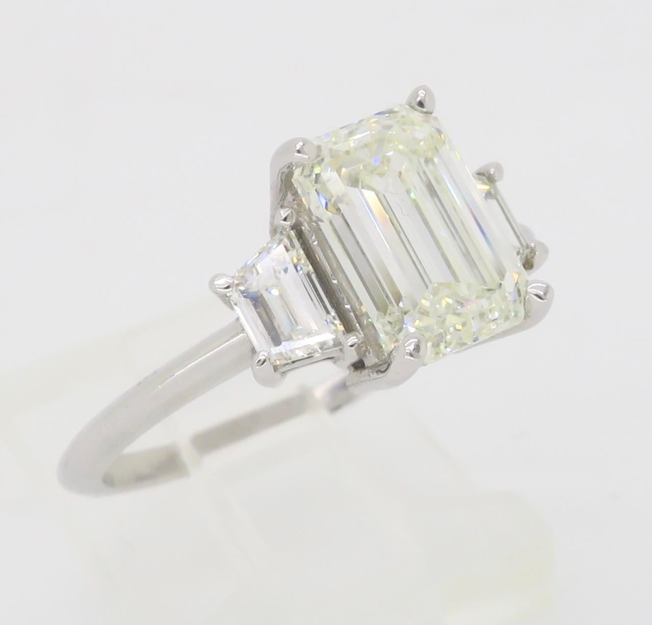 Anillo de compromiso de diamantes talla esmeralda certificados con diamantes laterales trapezoidales 8