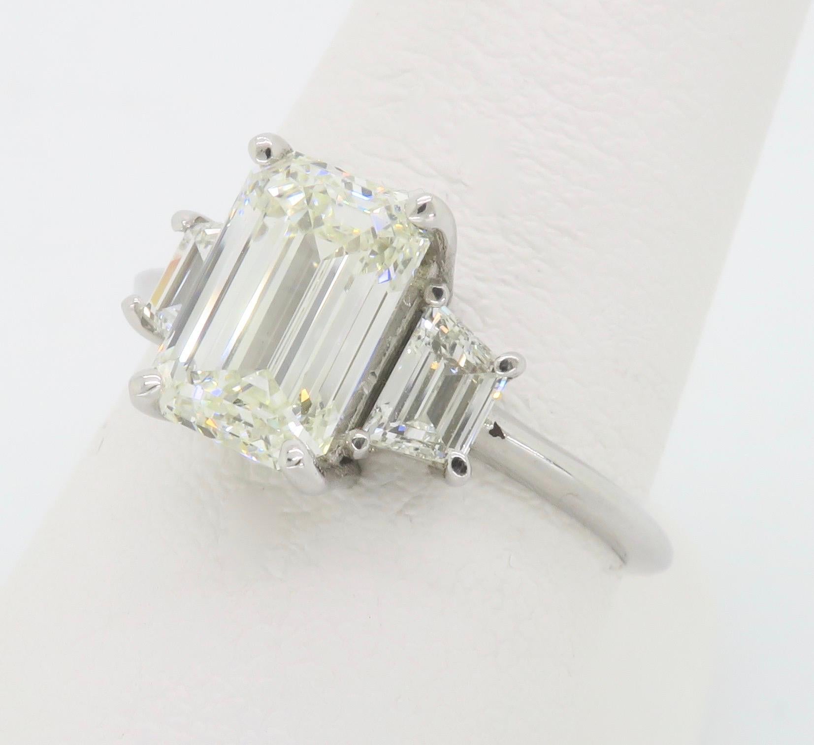 Anillo de compromiso de diamantes talla esmeralda certificados con diamantes laterales trapezoidales Corte esmeralda