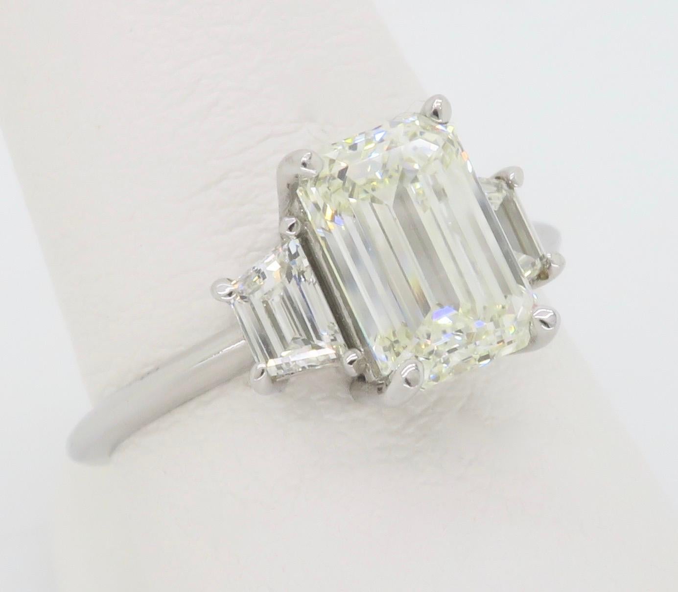 Anillo de compromiso de diamantes talla esmeralda certificados con diamantes laterales trapezoidales en Excelente Estado en Webster, NY