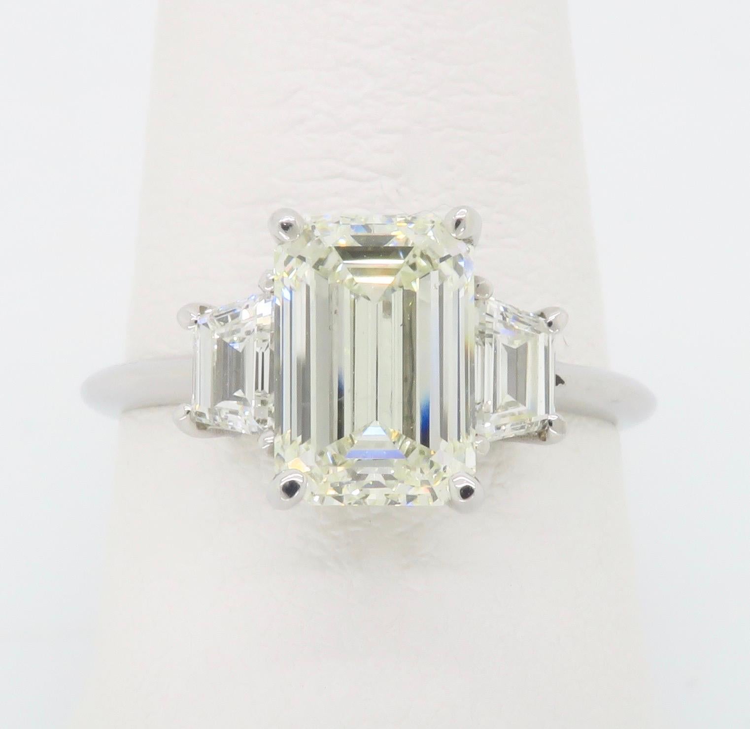 Femenino o masculino Anillo de compromiso de diamantes talla esmeralda certificados con diamantes laterales trapezoidales
