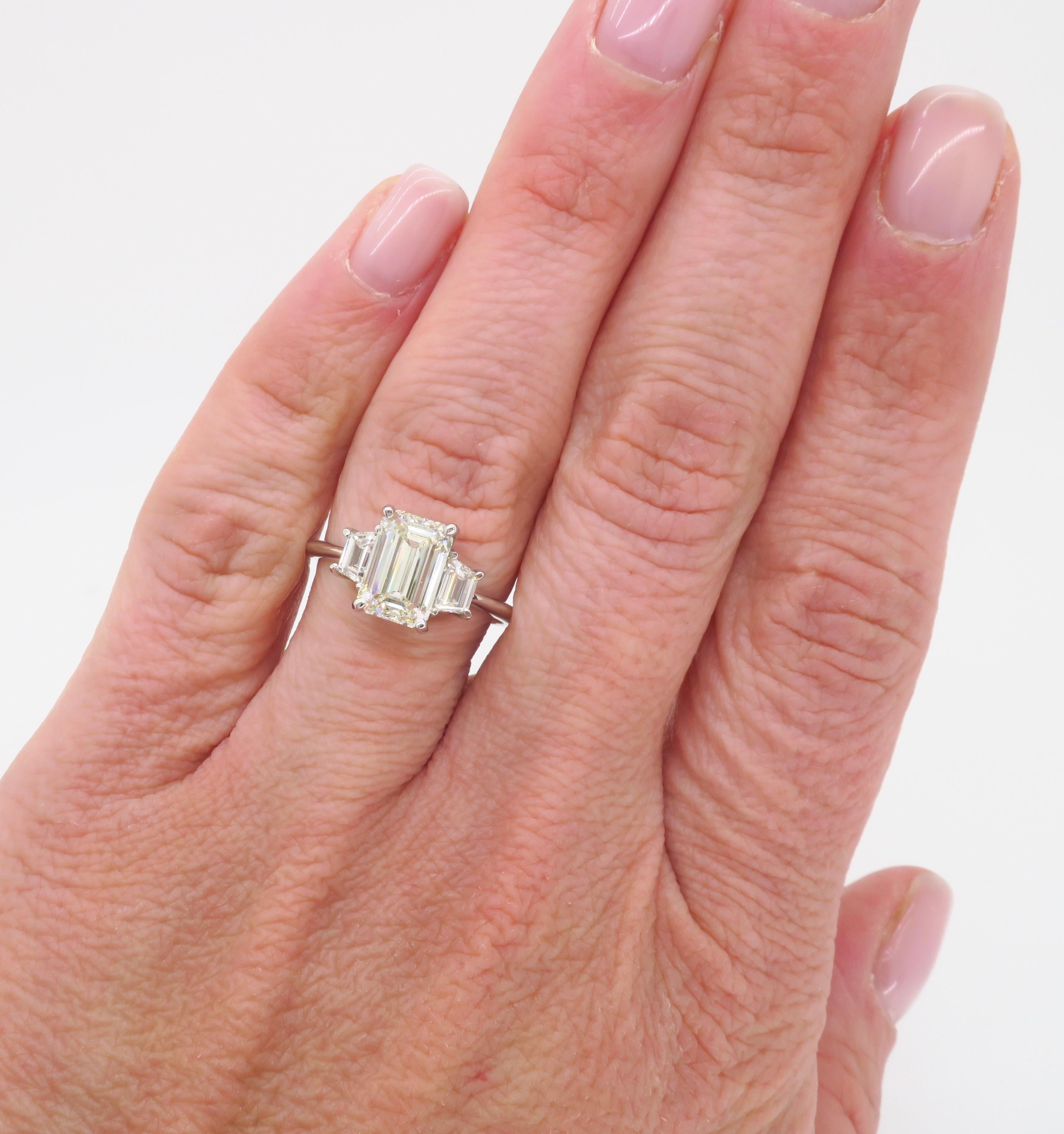 Anillo de compromiso de diamantes talla esmeralda certificados con diamantes laterales trapezoidales 1