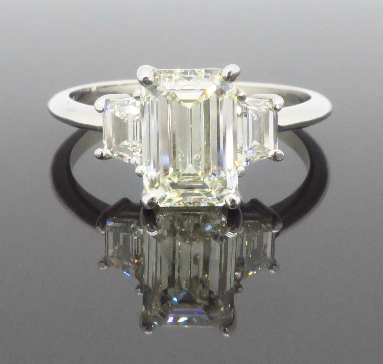 Anillo de compromiso de diamantes talla esmeralda certificados con diamantes laterales trapezoidales 2