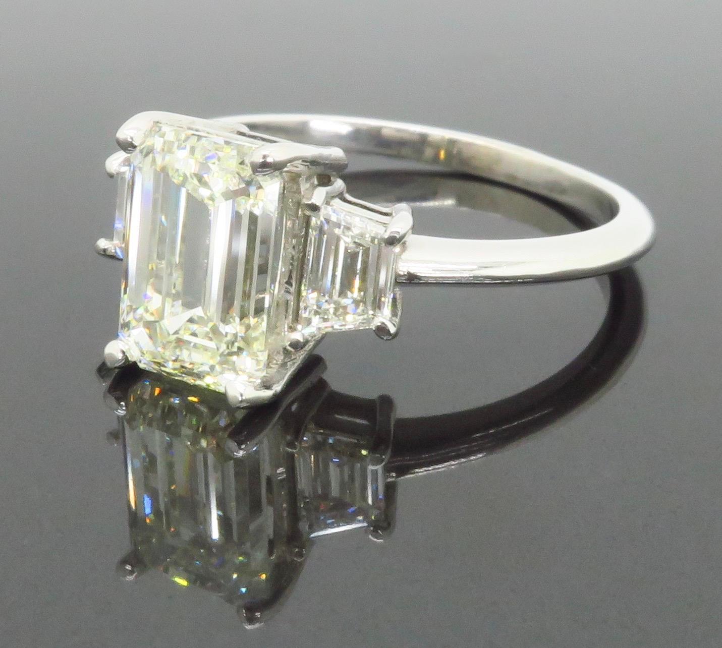 Anillo de compromiso de diamantes talla esmeralda certificados con diamantes laterales trapezoidales 3