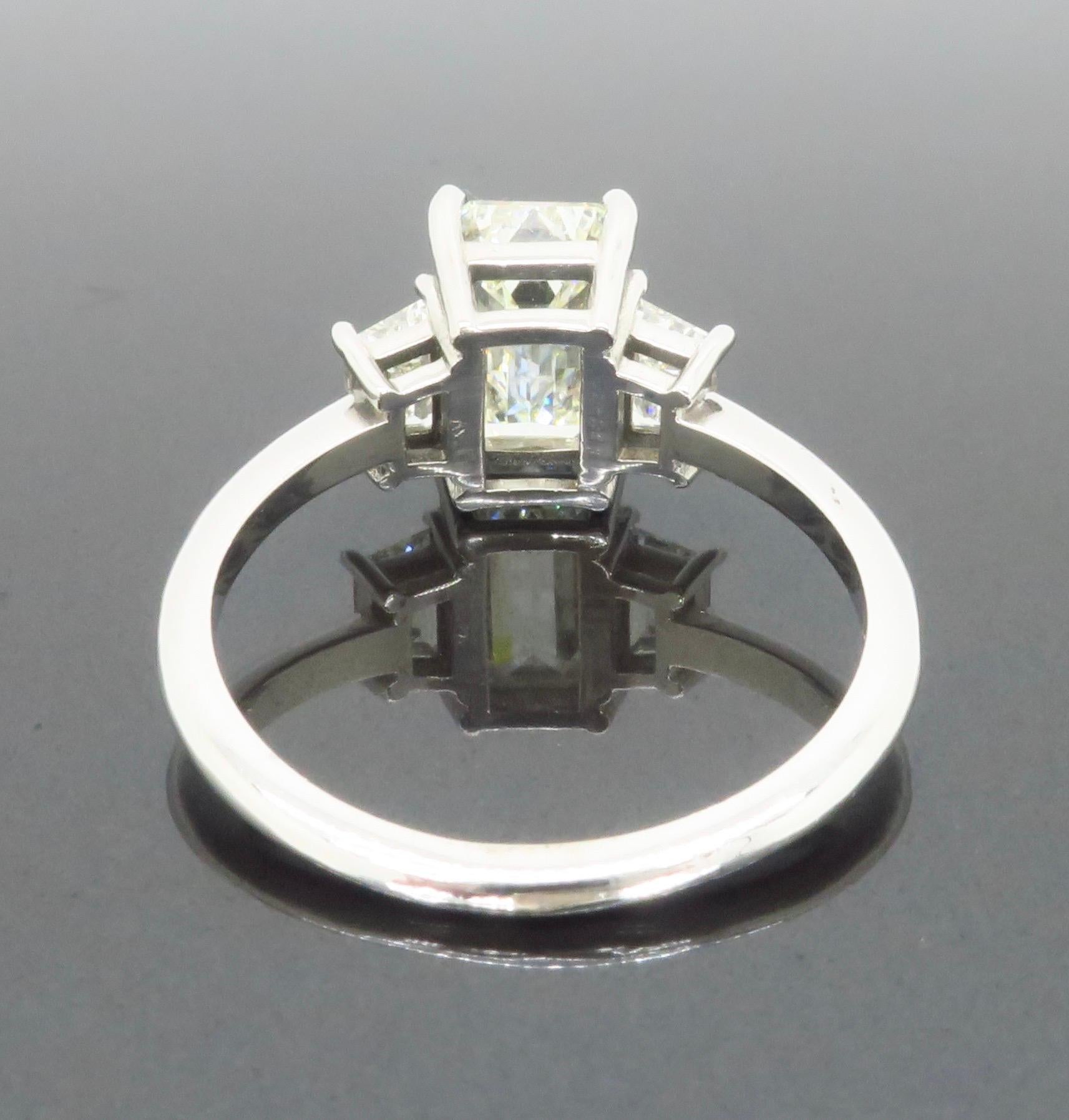 Anillo de compromiso de diamantes talla esmeralda certificados con diamantes laterales trapezoidales 4