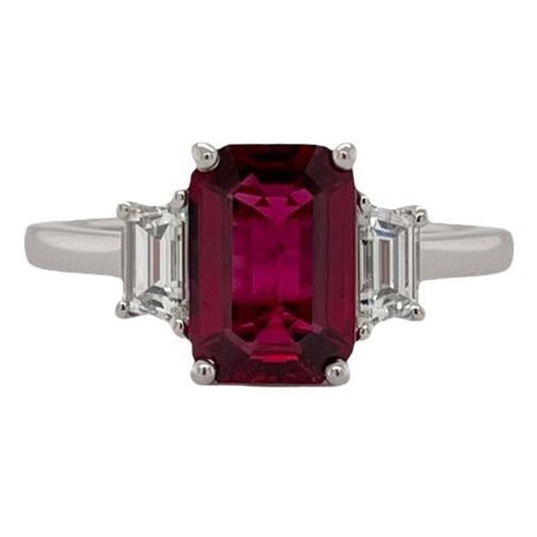 Anello a tre pietre con rubino taglio smeraldo e diamante trapezoidale certificato A. Stone