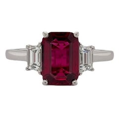 Anello a tre pietre con rubino taglio smeraldo e diamante trapezoidale certificato A. Stone
