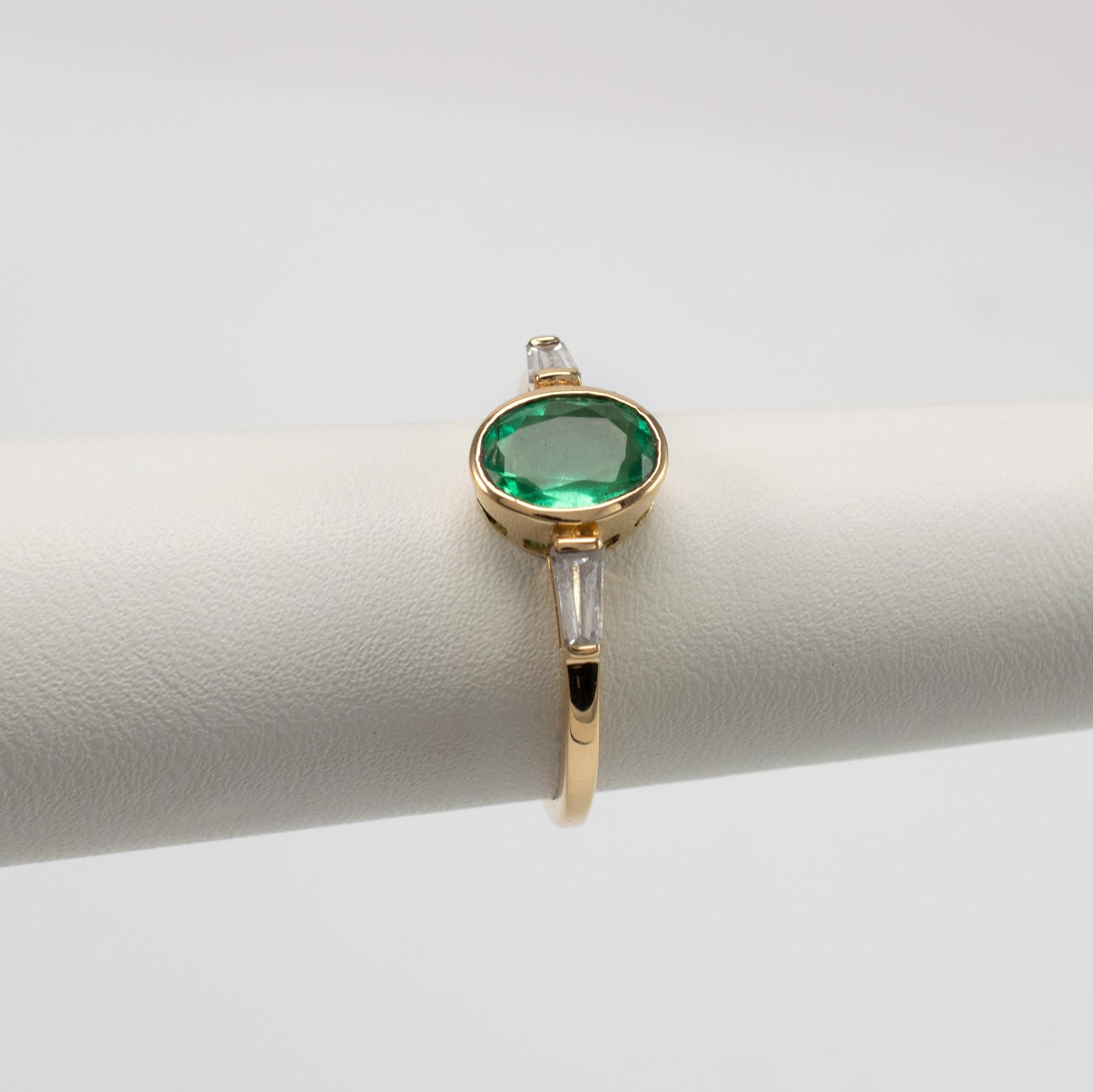 Certified Emerald and Diamond Engagement Ring 18 Karat Gold In Good Condition In Preston, Lancashire