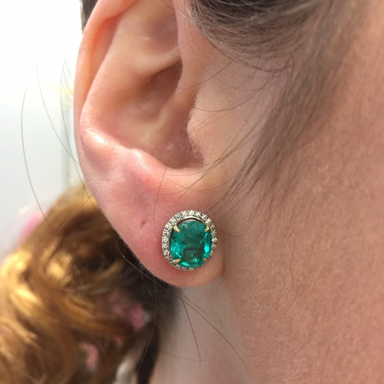 Certified Emerald and Diamond Gold Cluster Stud Earrings In New Condition In London, GB
