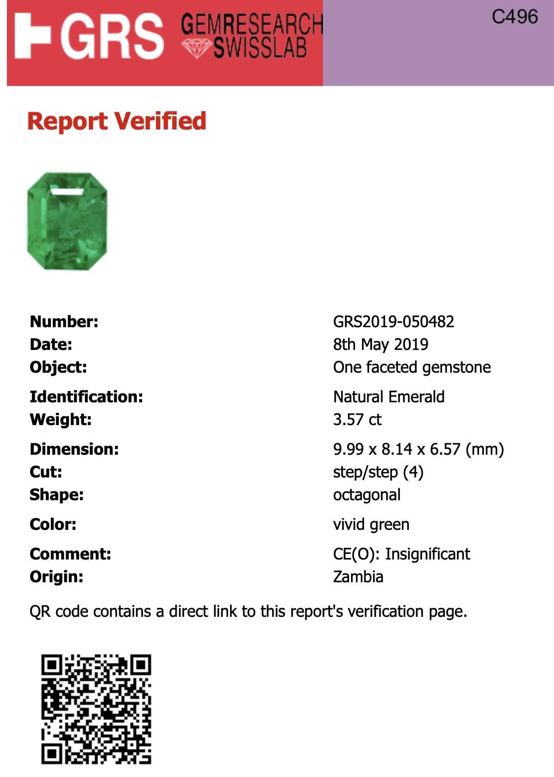 Ring enthält einen Smaragd im Smaragdschliff 3,57ct  und runde Brillanten in der Fassung, 1,01 tcw. Die Diamanten haben eine Farbe von F und eine Reinheit von VS2.  Der mittlere Smaragd stammt aus Sambia und ist GRS-zertifiziert. Die Steine sind in
