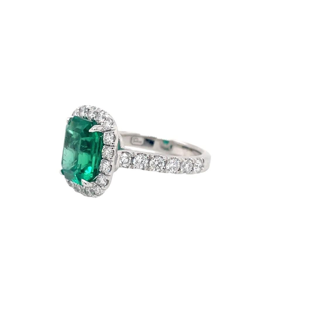 Zertifizierter Smaragd & Diamant Halo Ring in Platin (Zeitgenössisch) im Angebot