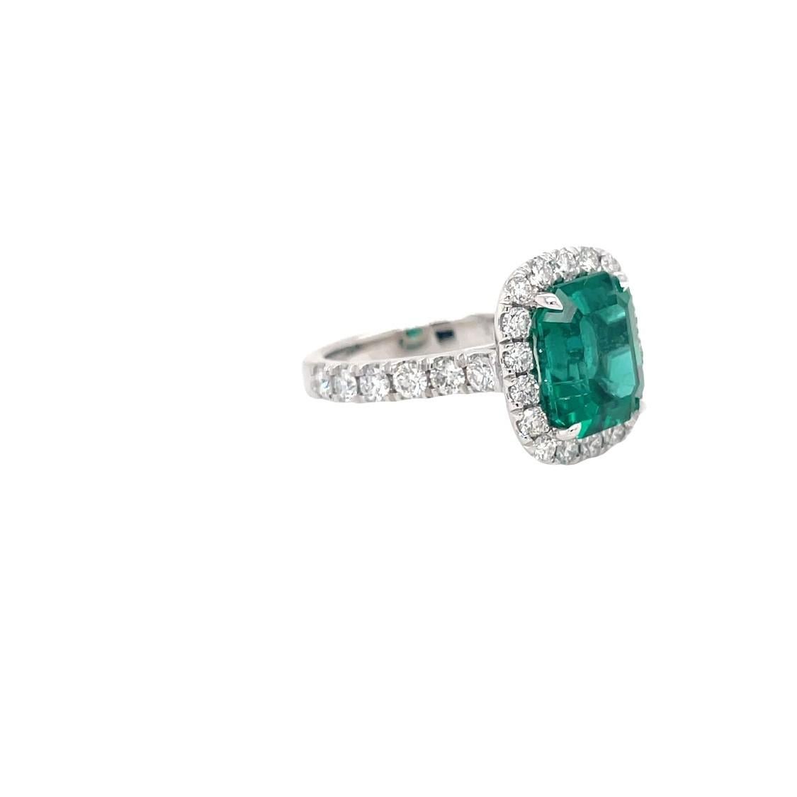 Zertifizierter Smaragd & Diamant Halo Ring in Platin (Smaragdschliff) im Angebot