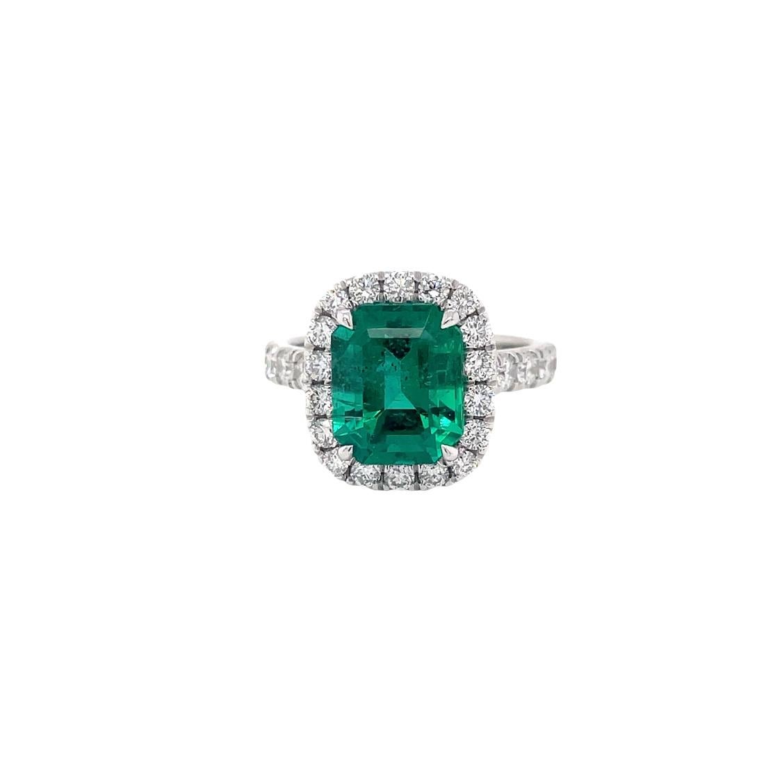 Zertifizierter Smaragd & Diamant Halo Ring in Platin im Zustand „Neu“ im Angebot in New York, NY