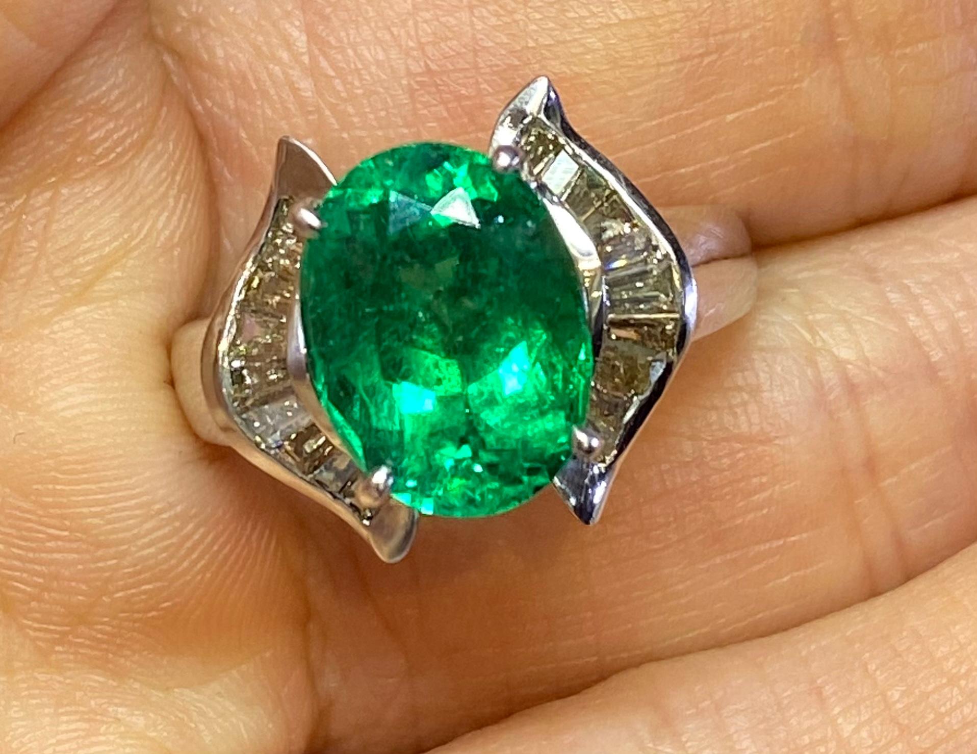 Certified Emerald & Diamond Ring  In Excellent Condition For Sale In New York, NY