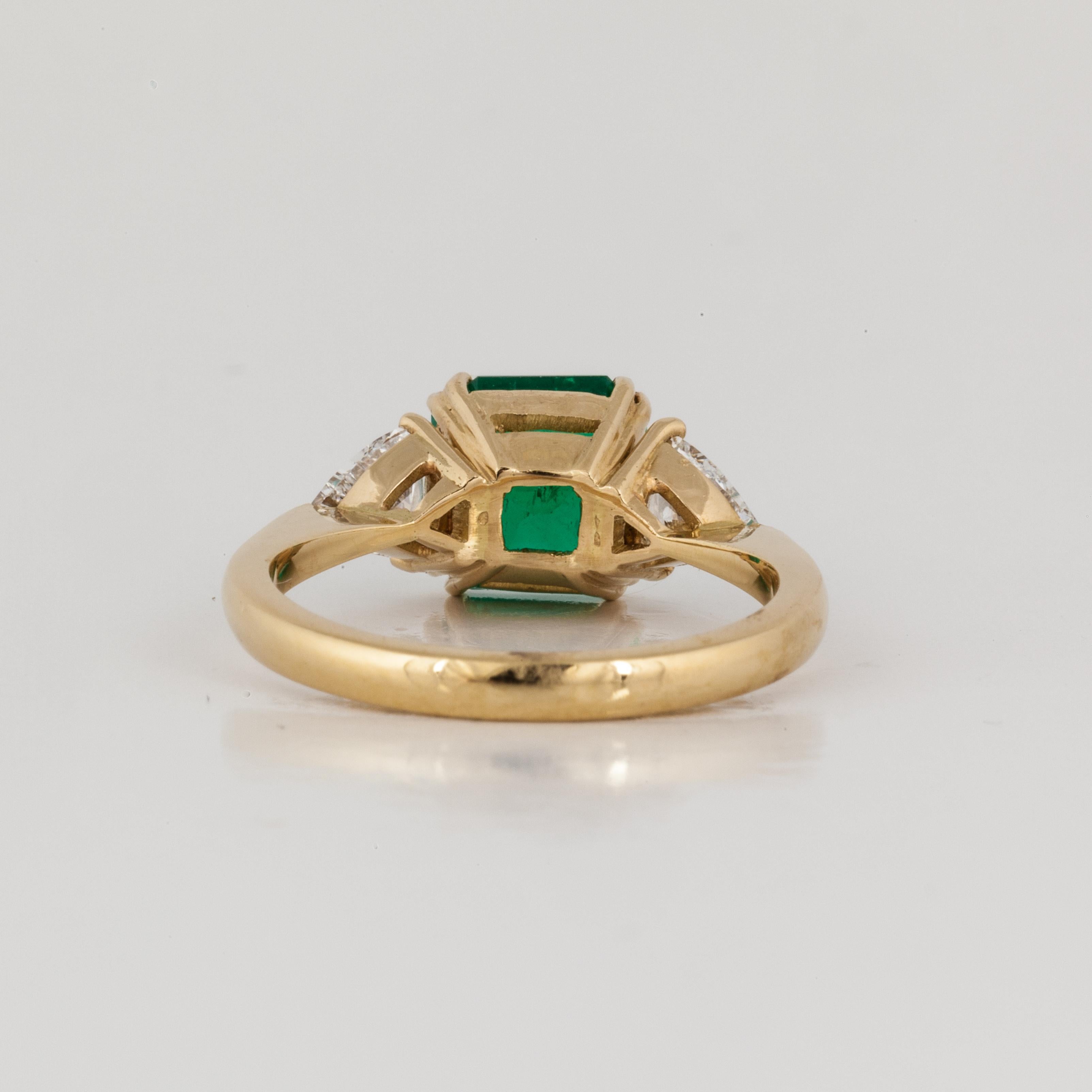 AGL Certified 2.30 Ct. Emerald and Diamond Ring in 18K Gold In Good Condition In Houston, TX