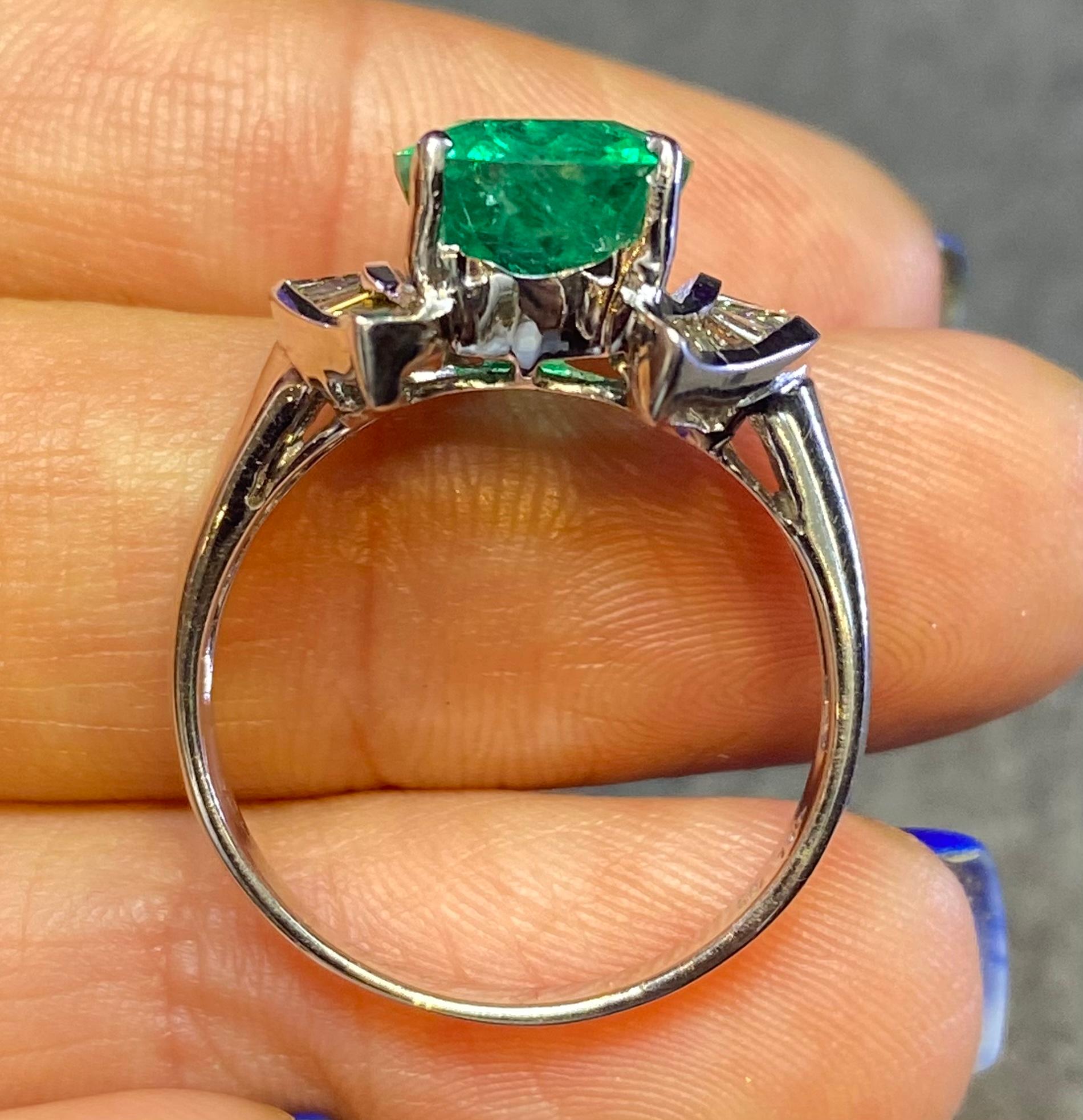 Women's or Men's Certified Emerald & Diamond Ring  For Sale