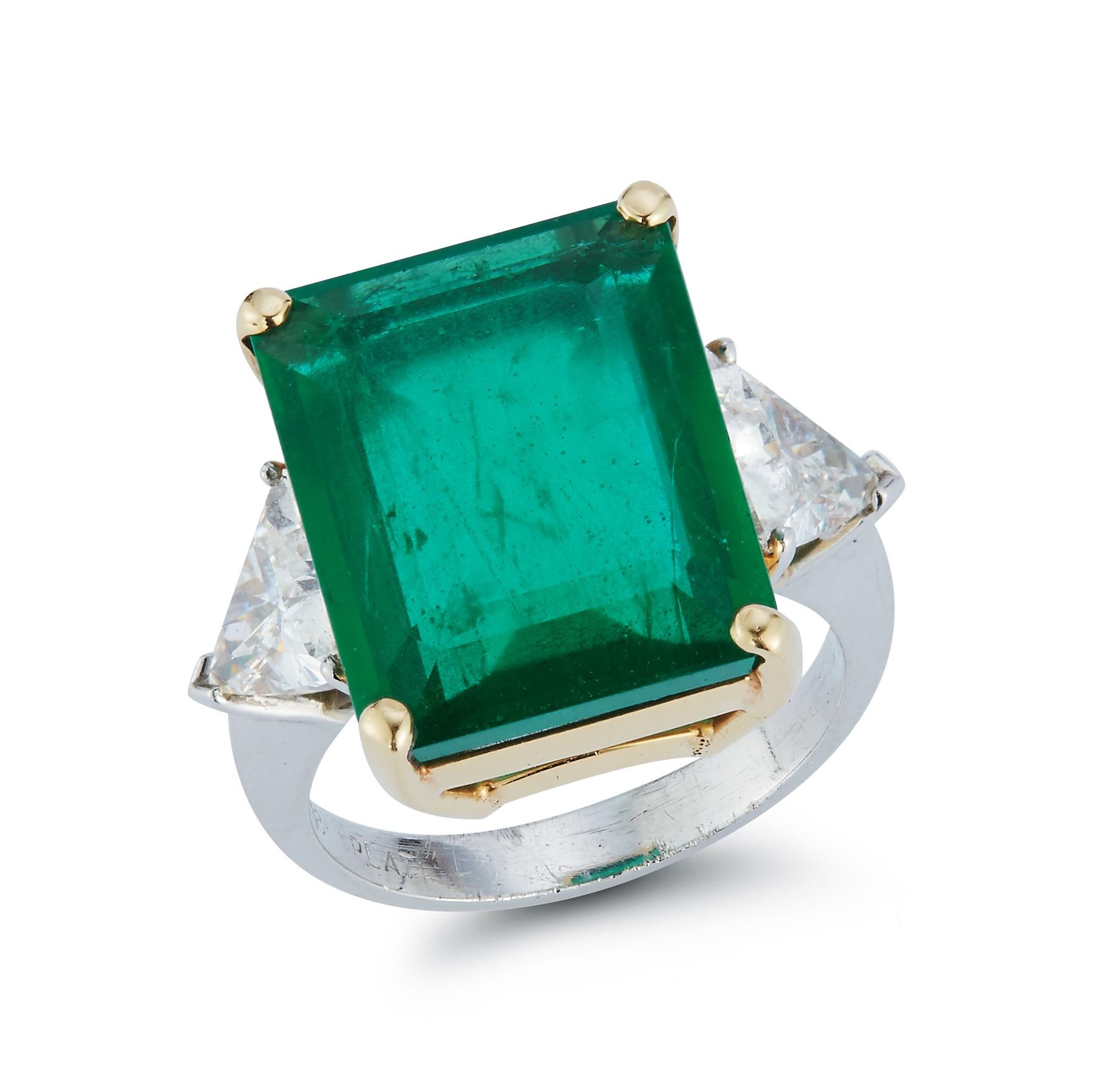 Certified Emerald & Diamond Three-Stone Ring

Platinum and 18K Gold ring with 1 Emerald cut Emerald, 11.12 cts and 2 side triangular diamonds, 1.55 cts

Certified by AGL laboratory

Ring Size 6

Resizable Free of Charge