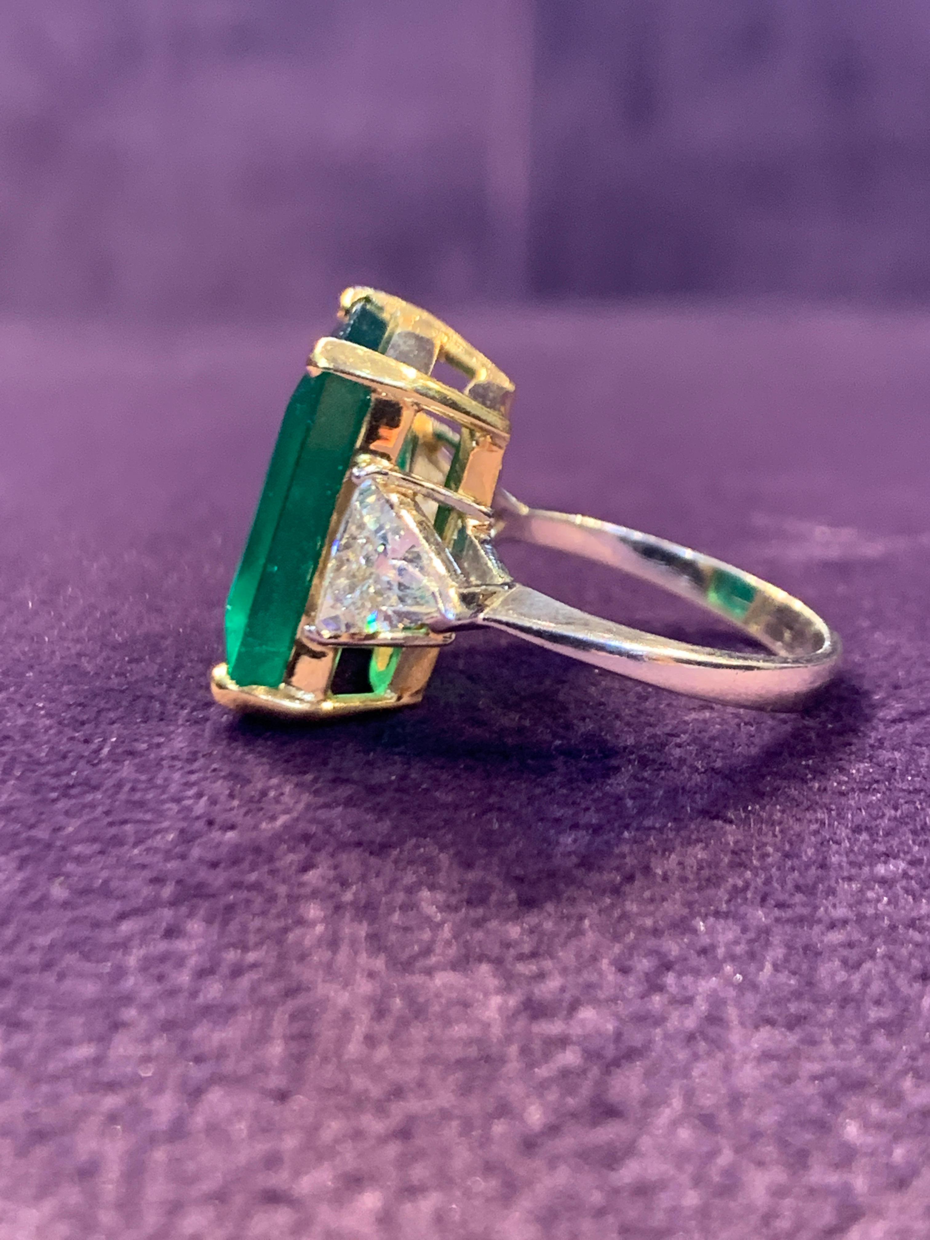 Certified Emerald & Diamond Three-Stone Ring In Excellent Condition For Sale In New York, NY