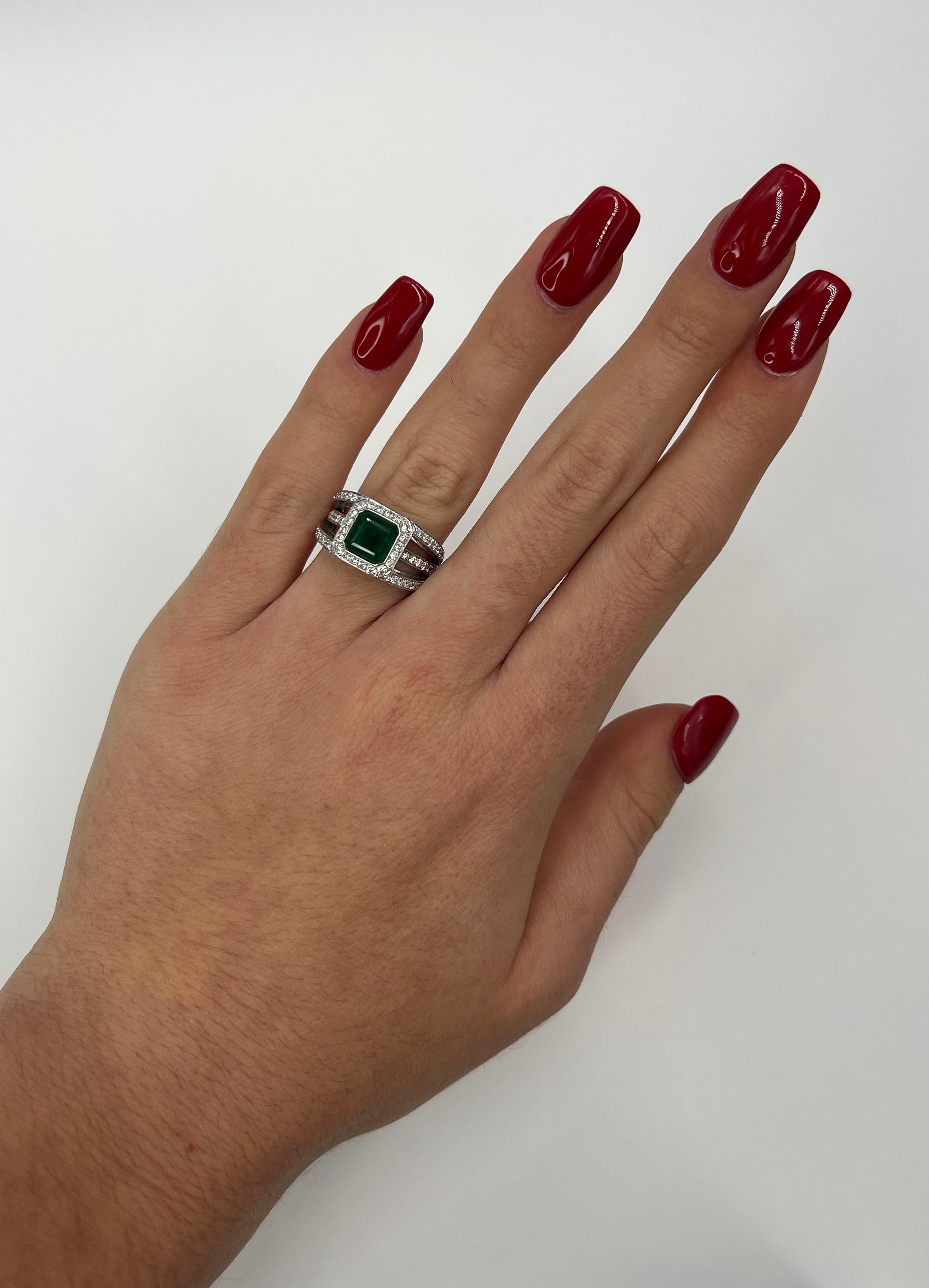 Women's or Men's Certified Emerald Ring Diamond Paving White Gold 18 Karat For Sale