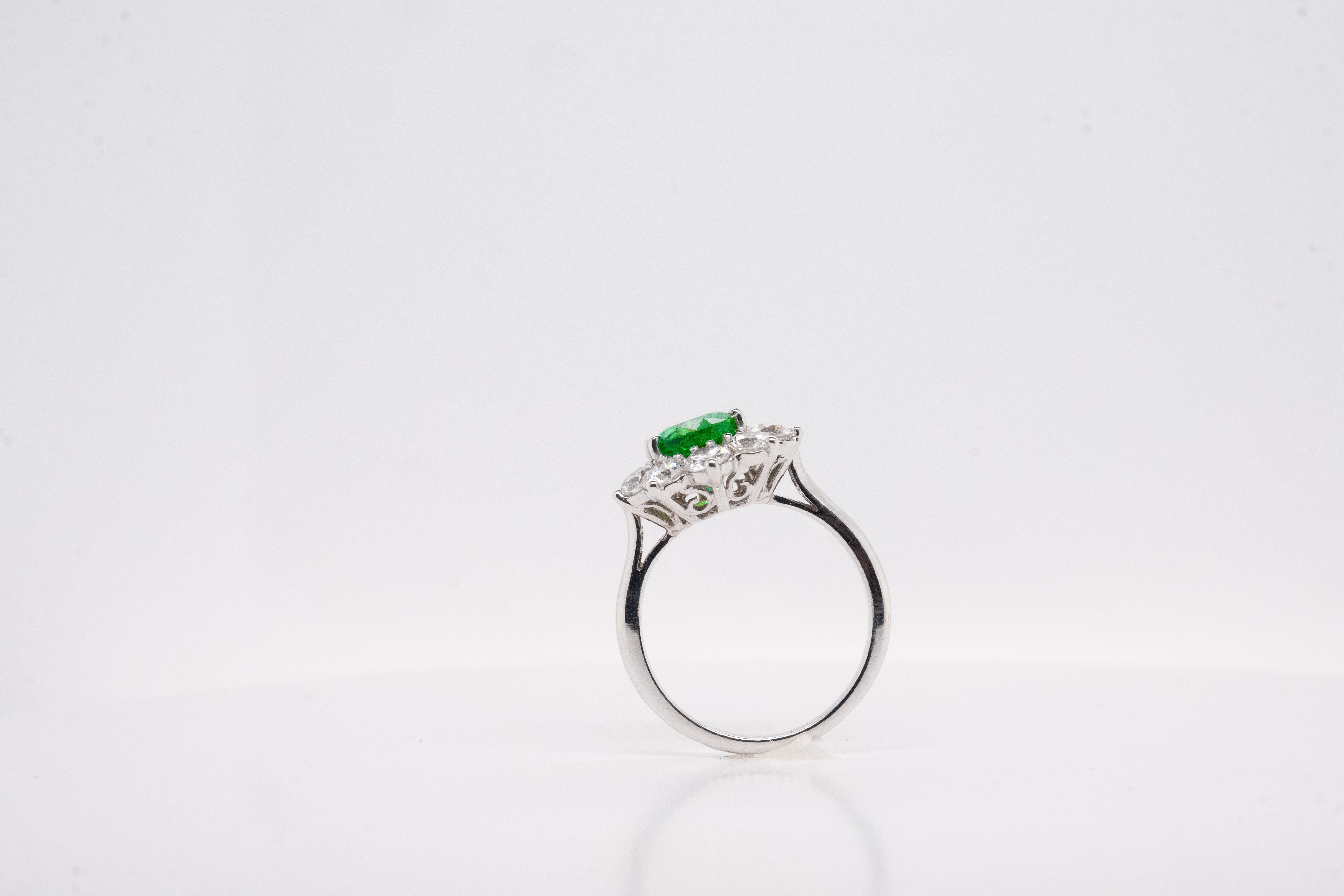 Discover elegance incarnate with this certified emerald ring, in daisy or princess shape, in 18-carat white gold, a jewel that marries craftsmanship with the splendor of precious stones.

At the center of the ring, a majestic 2.230-carat certified