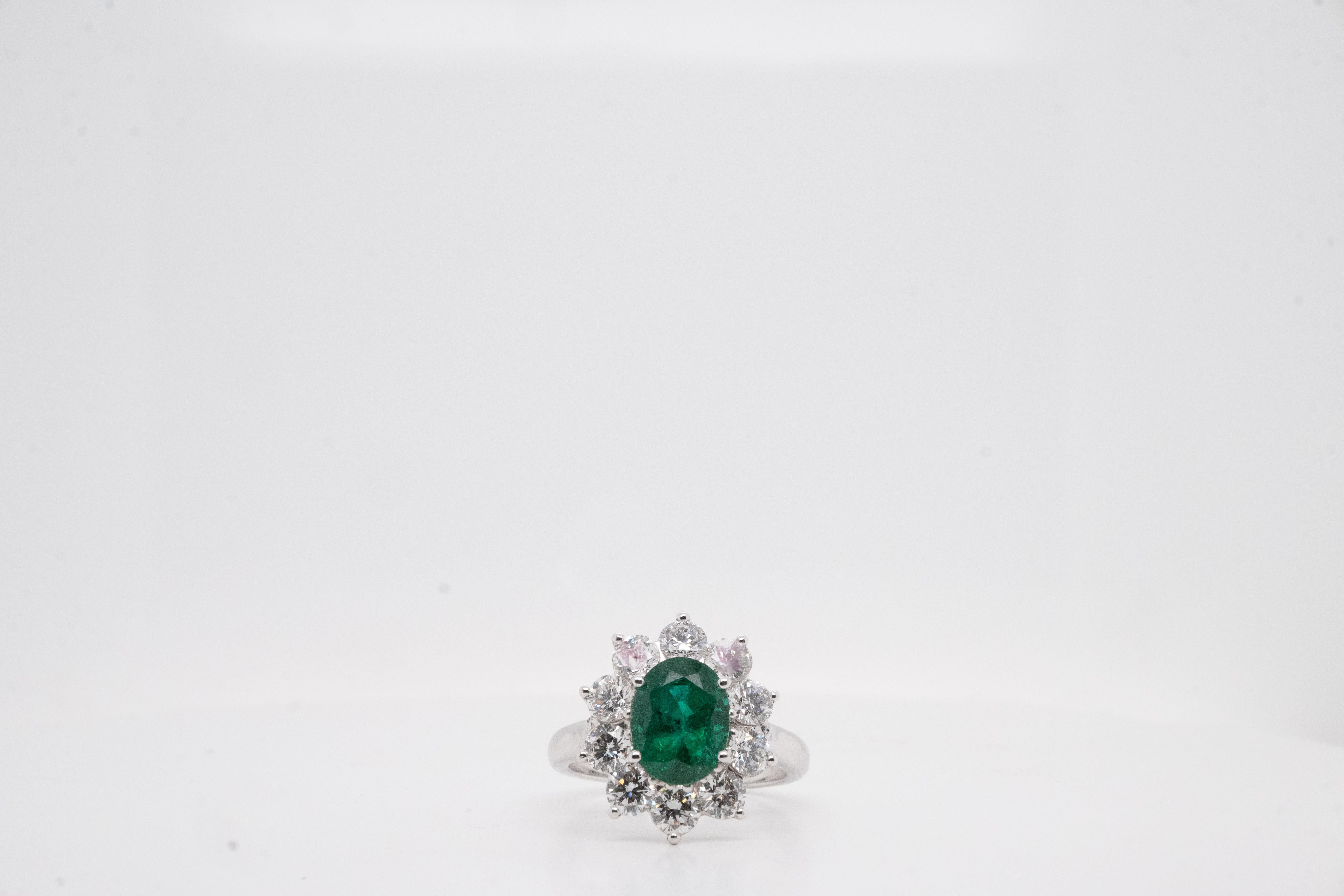 Certified Emerald Ring, Diamonds White Gold  In Excellent Condition For Sale In Vannes, FR
