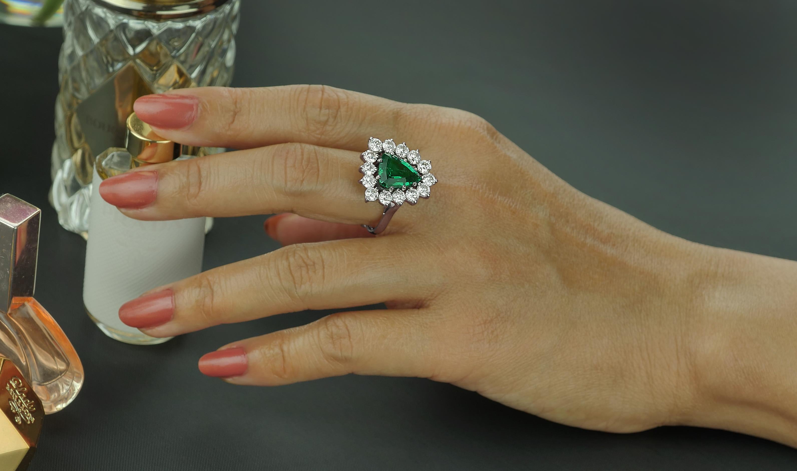 Trillion Cut Certified Emerald Trilliant Cut 2.98 ct  & Diamonds Cocktails Ring in 18 K Gold