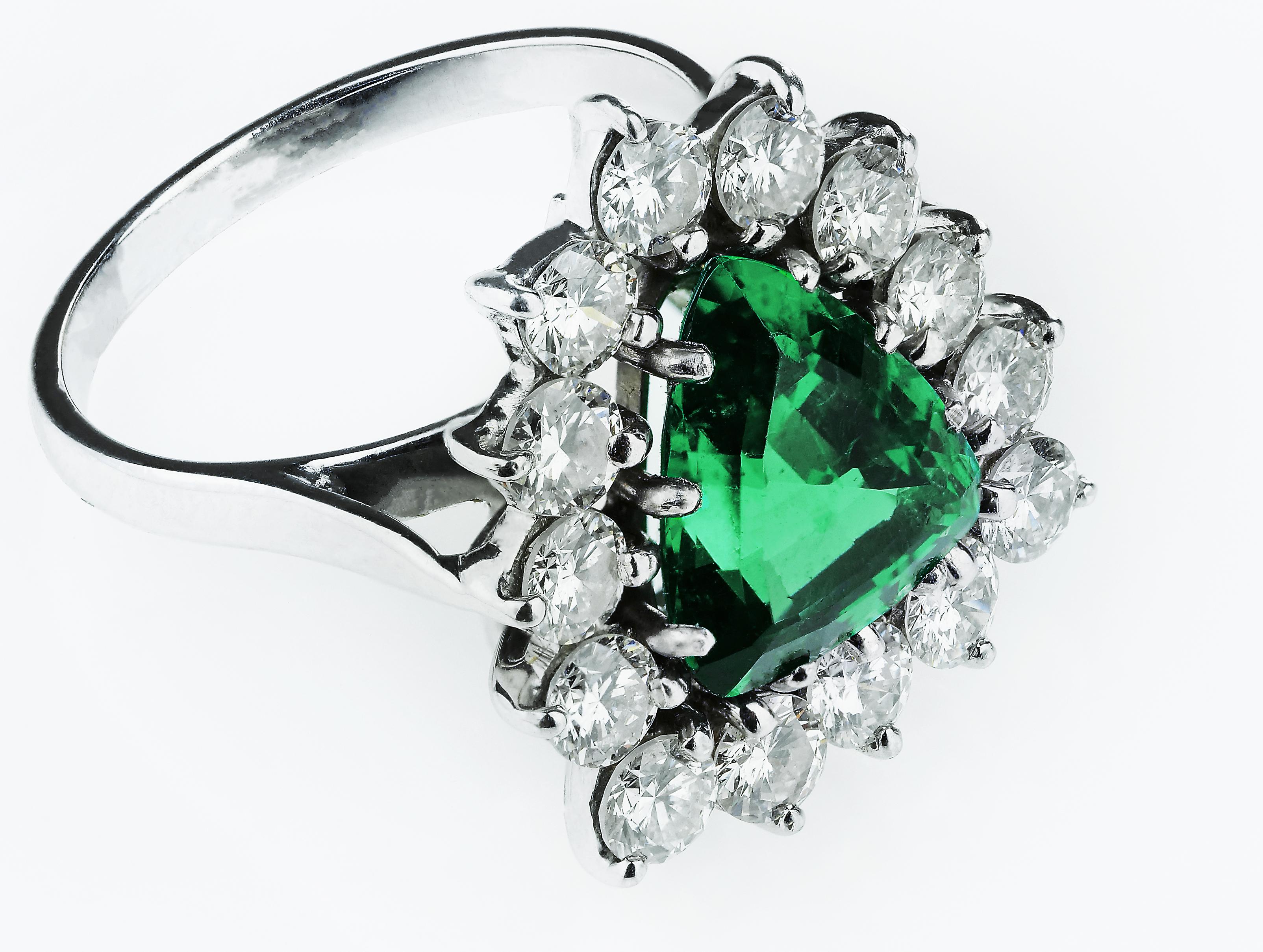 Women's Certified Emerald Trilliant Cut 2.98 ct  & Diamonds Cocktails Ring in 18 K Gold