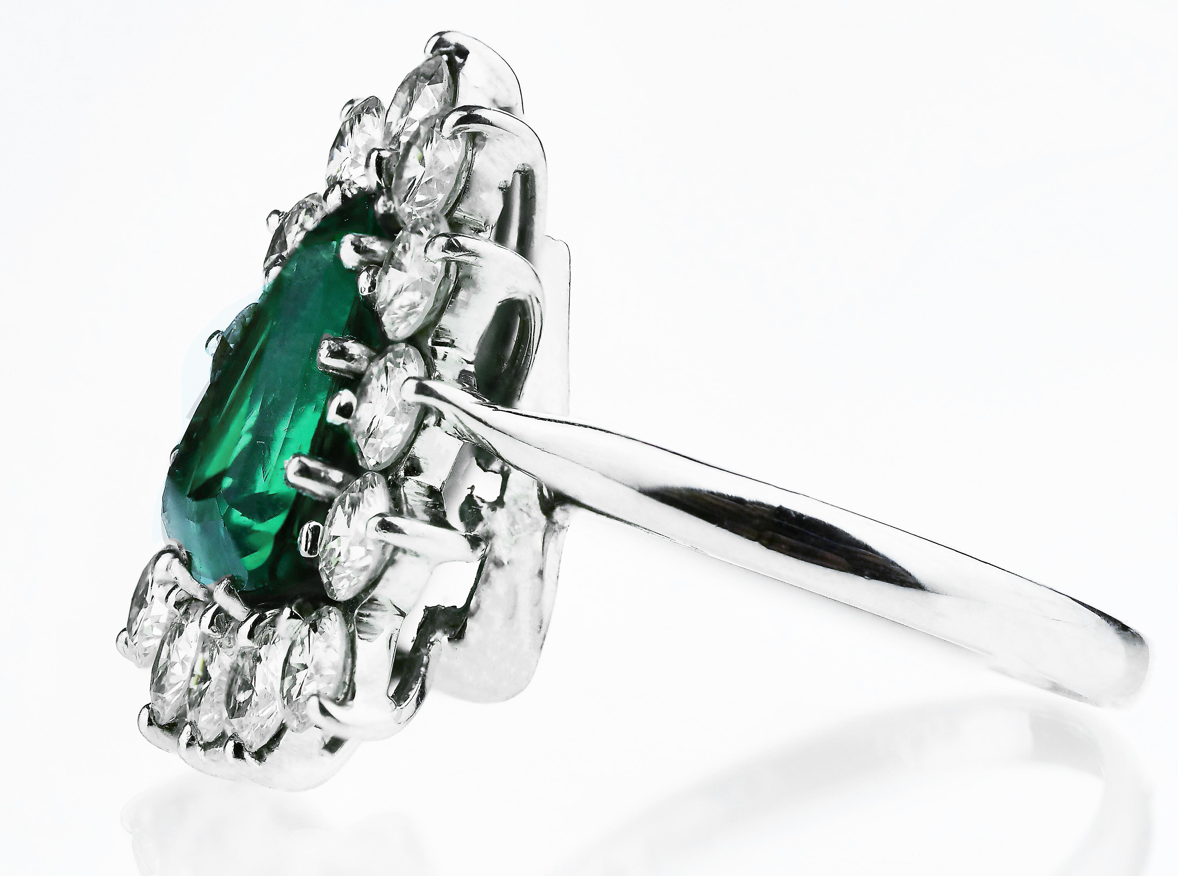 Certified Emerald Trilliant Cut 2.98 ct  & Diamonds Cocktails Ring in 18 K Gold 1