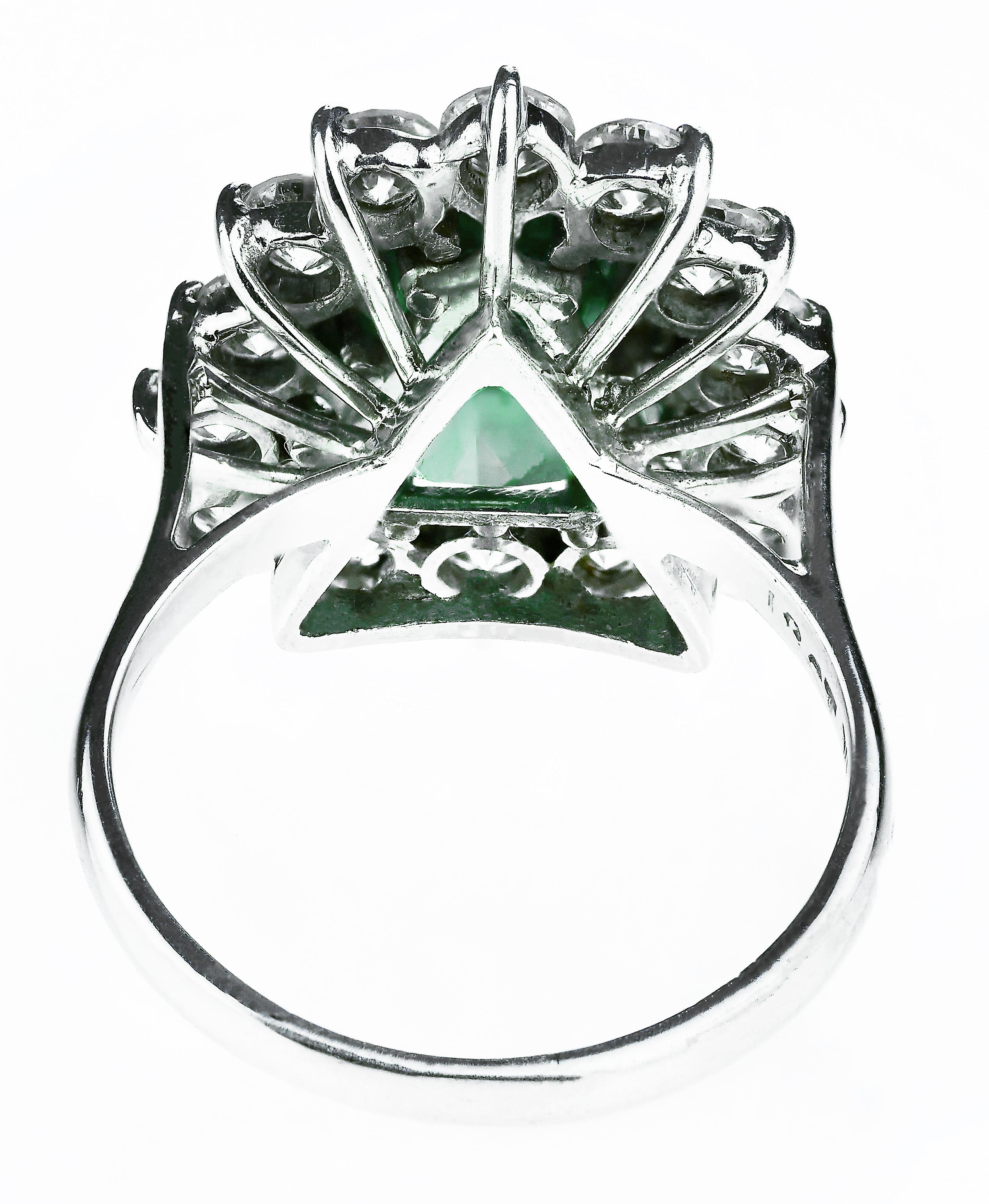 Certified Emerald Trilliant Cut 2.98 ct  & Diamonds Cocktails Ring in 18 K Gold 3