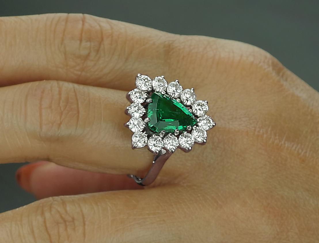 Certified Emerald Trilliant Cut 2.98 ct  & Diamonds Cocktails Ring in 18 K Gold In Excellent Condition In London, GB