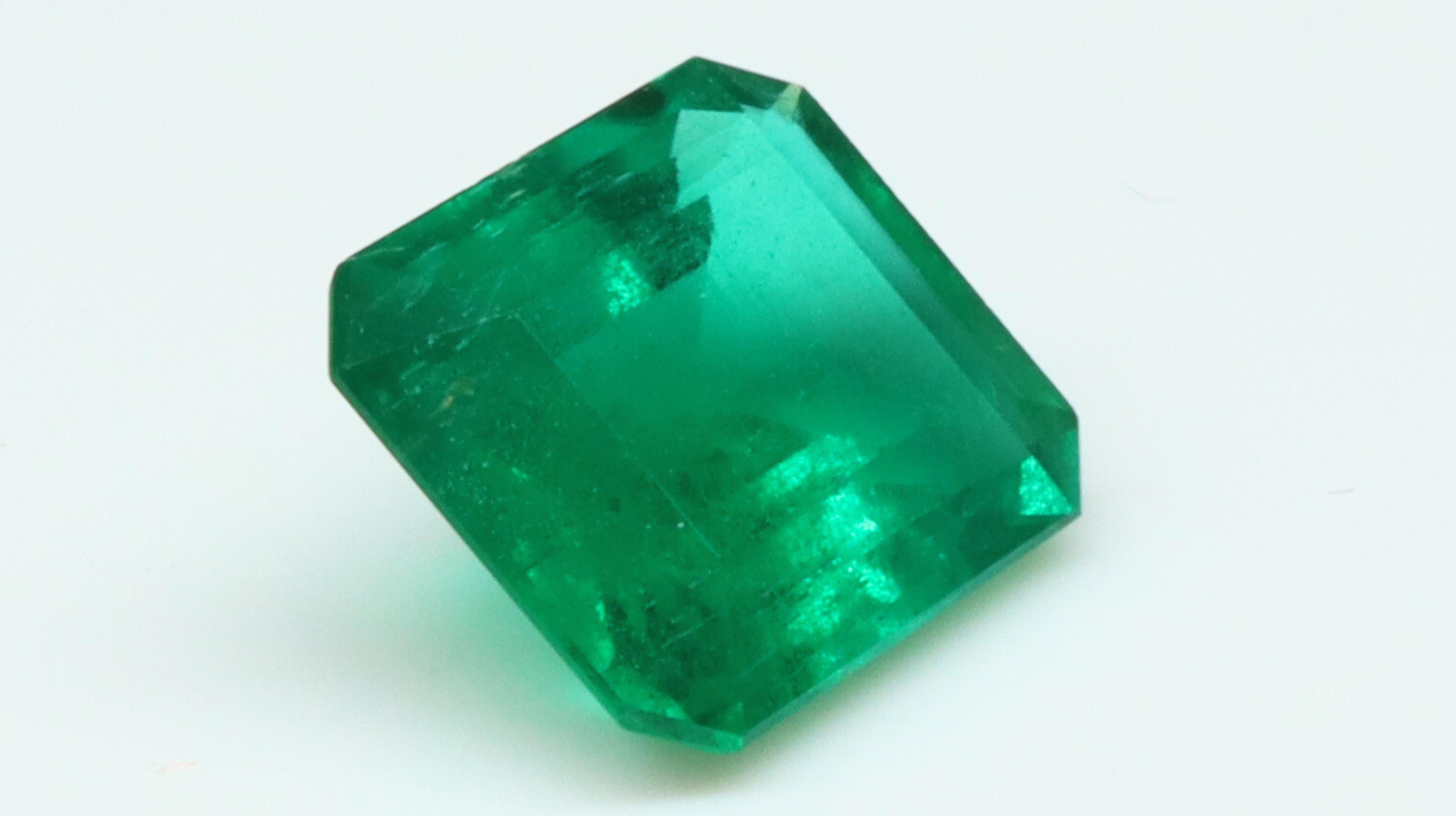 Certified Vivid green Emerald - Minor Oil - 1.56ct In New Condition For Sale In Antwerpen, BE