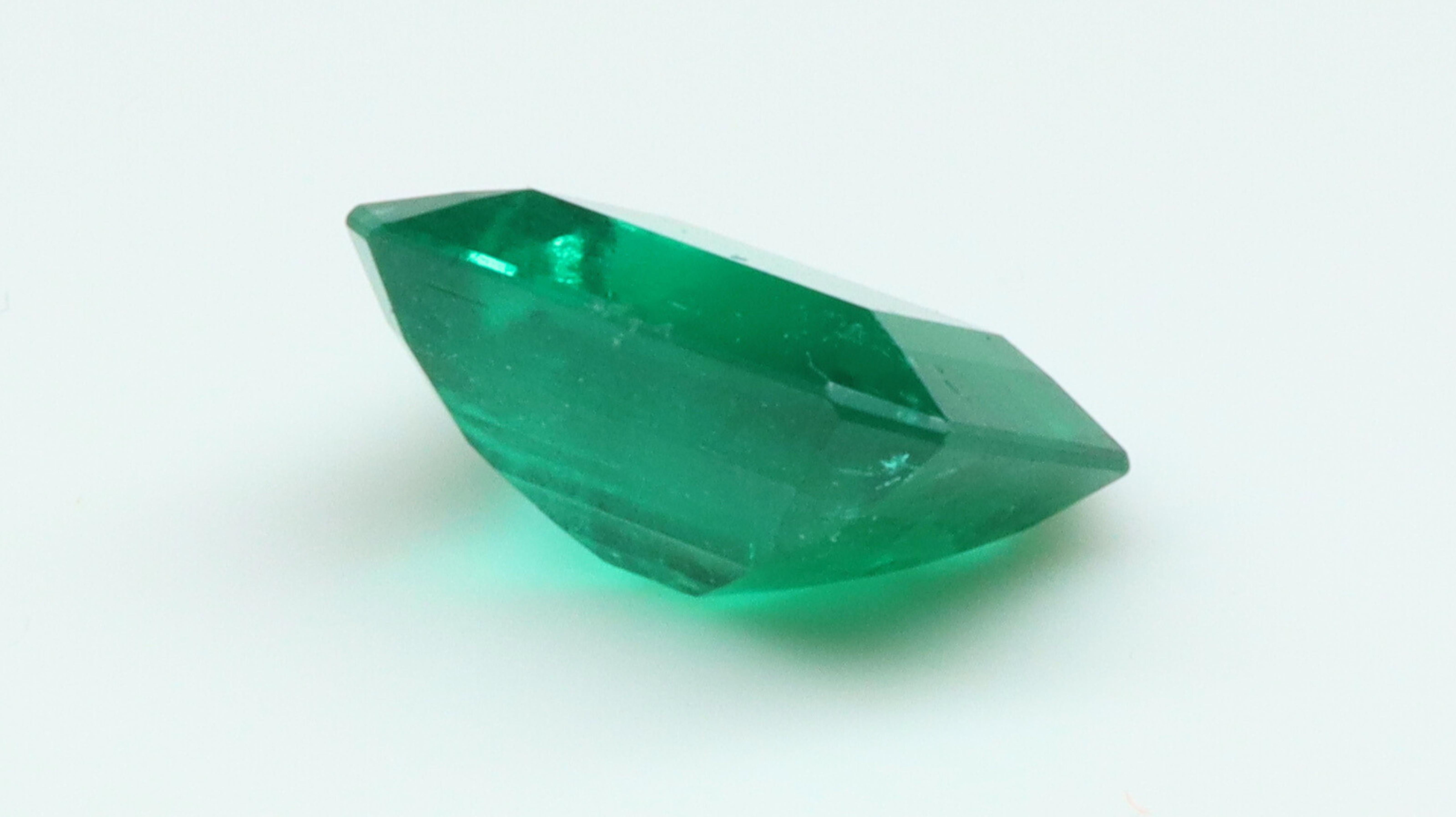 Women's or Men's Certified Vivid green Emerald - Minor Oil - 1.56ct For Sale