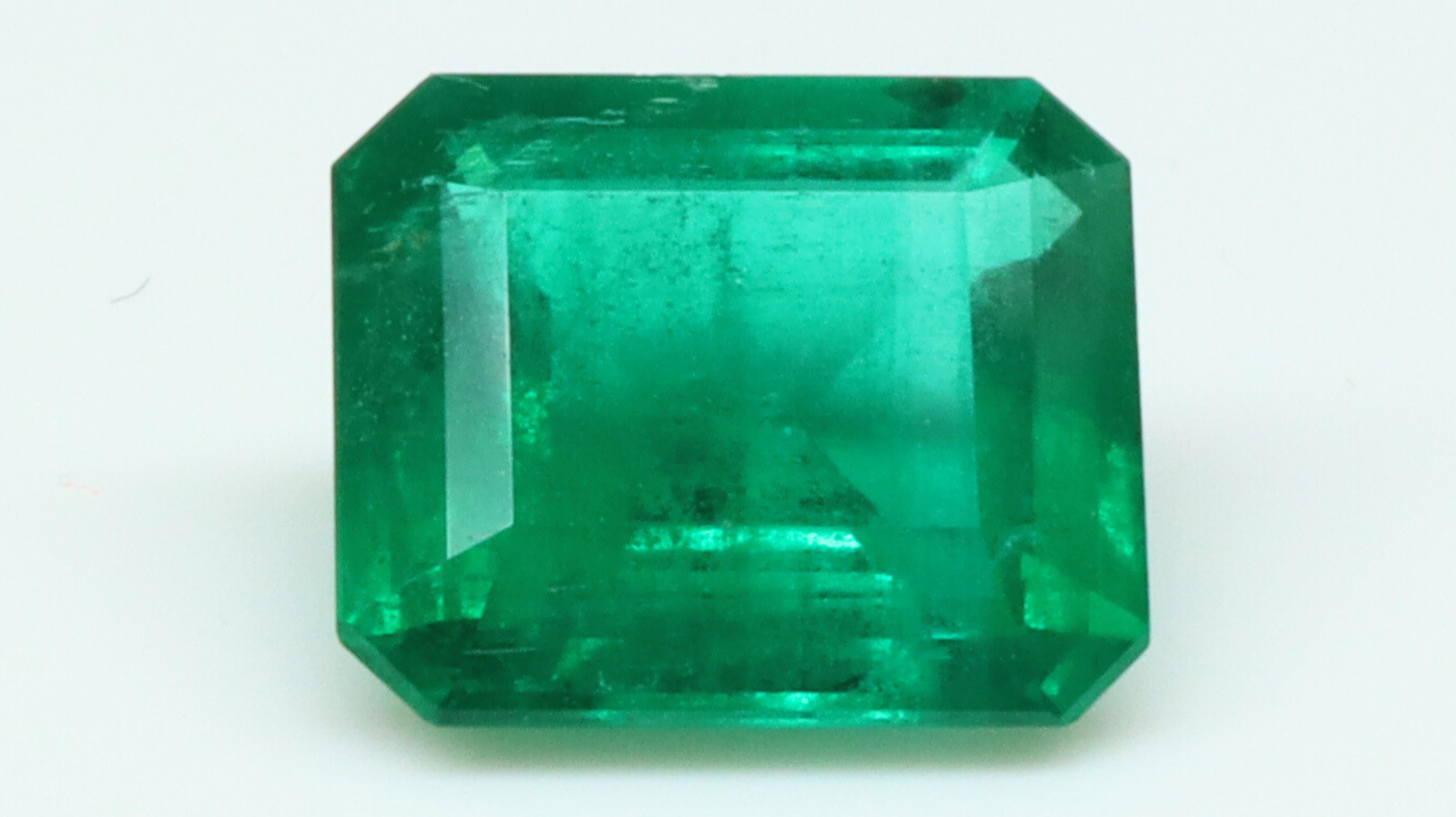 Certified Vivid green Emerald - Minor Oil - 1.56ct For Sale 1