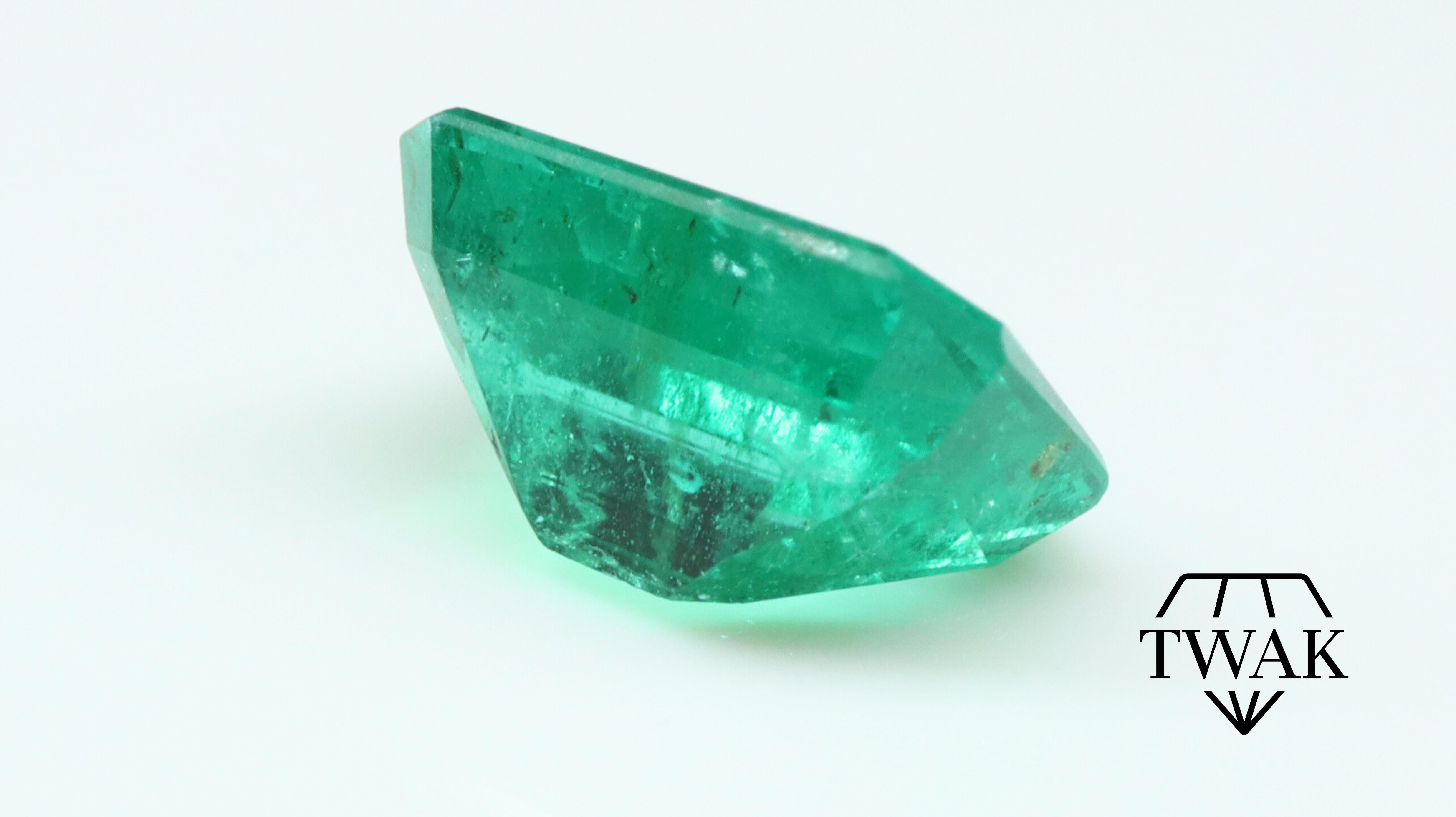 Certified Intense / Vivid Green Emerald 1.01ct - Minor Oil In New Condition For Sale In Antwerpen, BE