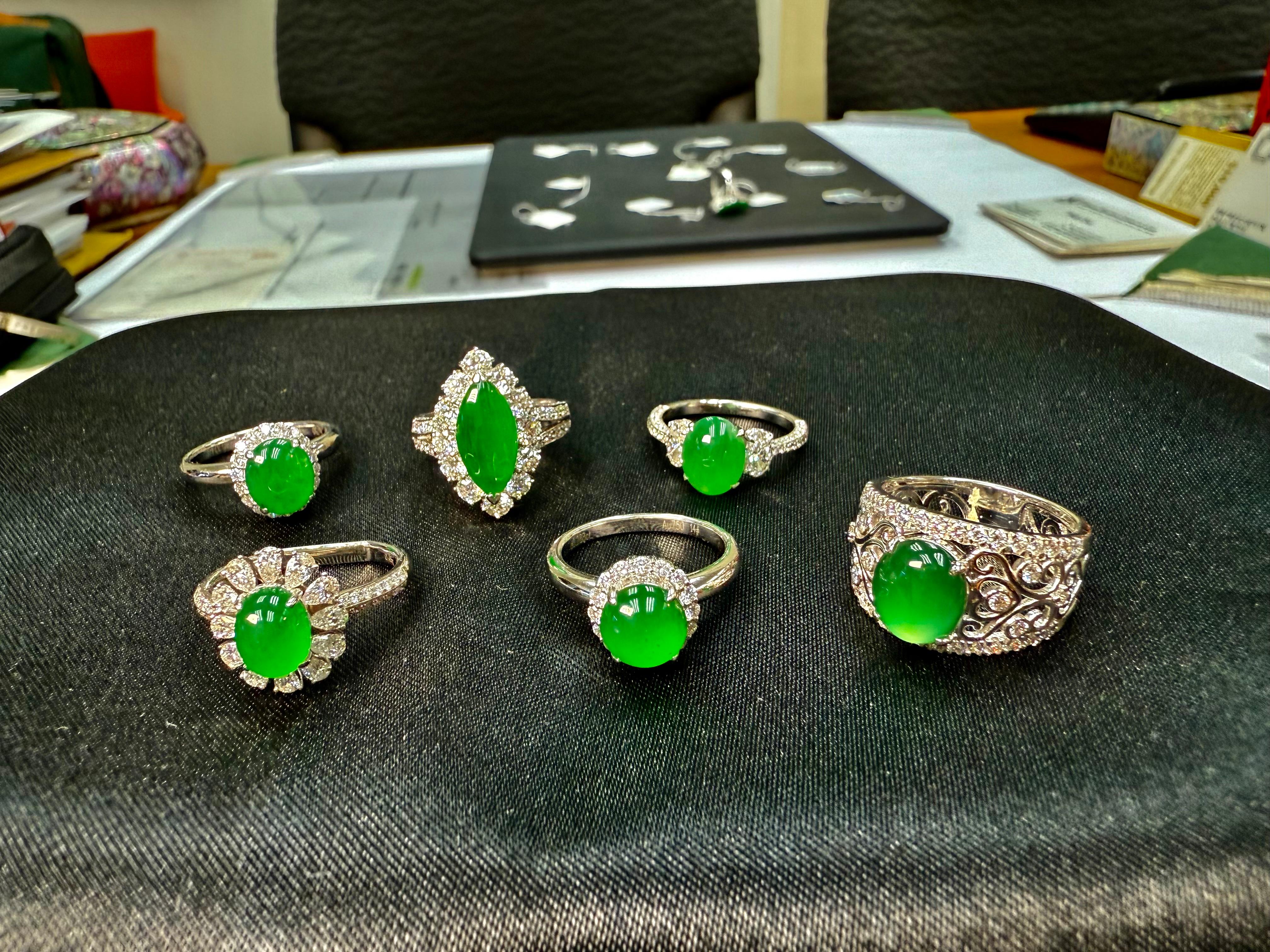 Colgante certificado de jade imperial facetado y diamantes. Diseñado por Isabelle Kwon. en venta 15