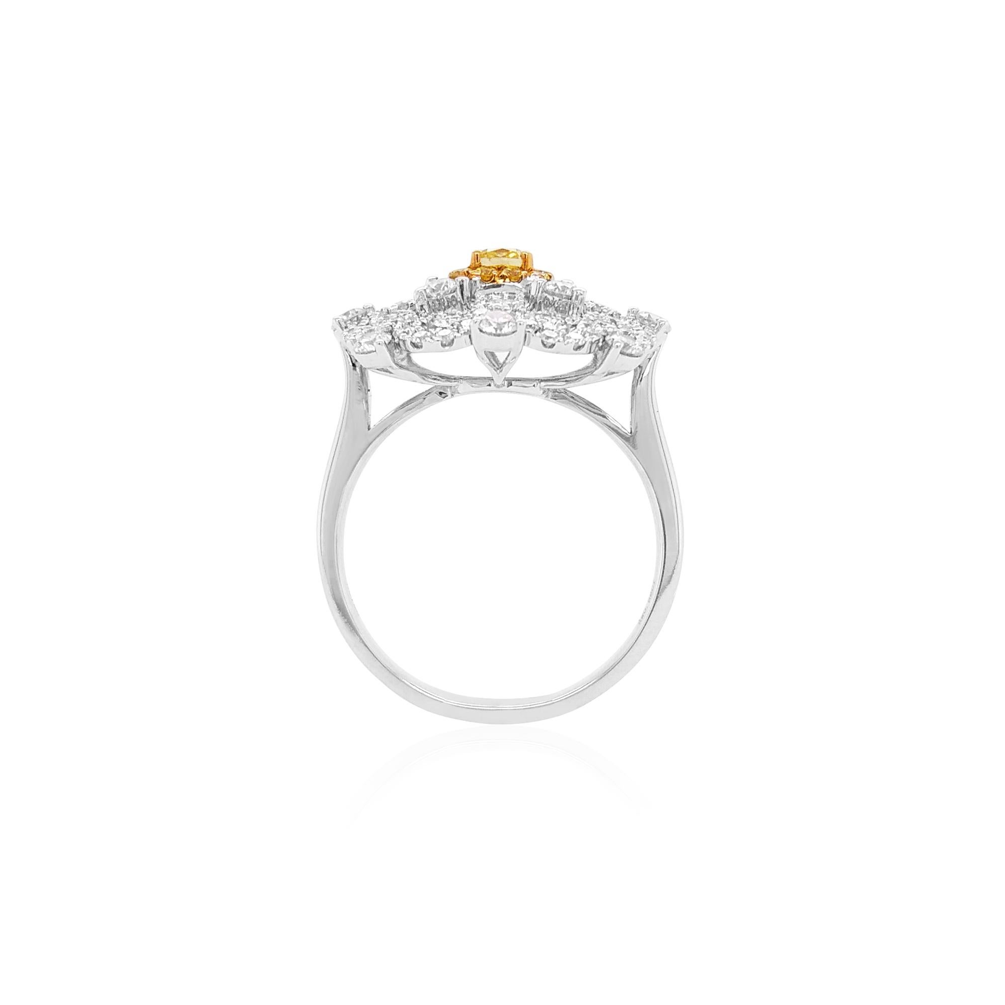 Contemporary Certified Yellow Diamond White Diamond 18K Gold Cocktail Ring For Sale