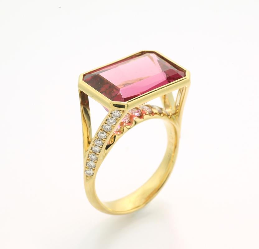 Contemporary Certified flashing pink Tourmaline Diamond Cocktail Ring 9.36 carat 750 Gold For Sale