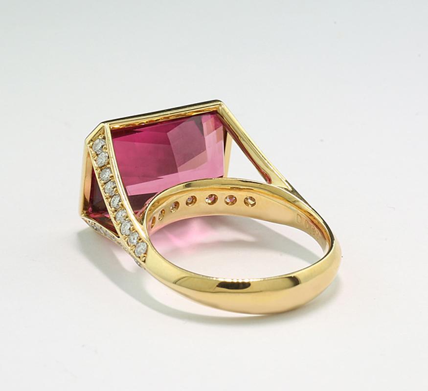 Emerald Cut Certified flashing pink Tourmaline Diamond Cocktail Ring 9.36 carat 750 Gold For Sale