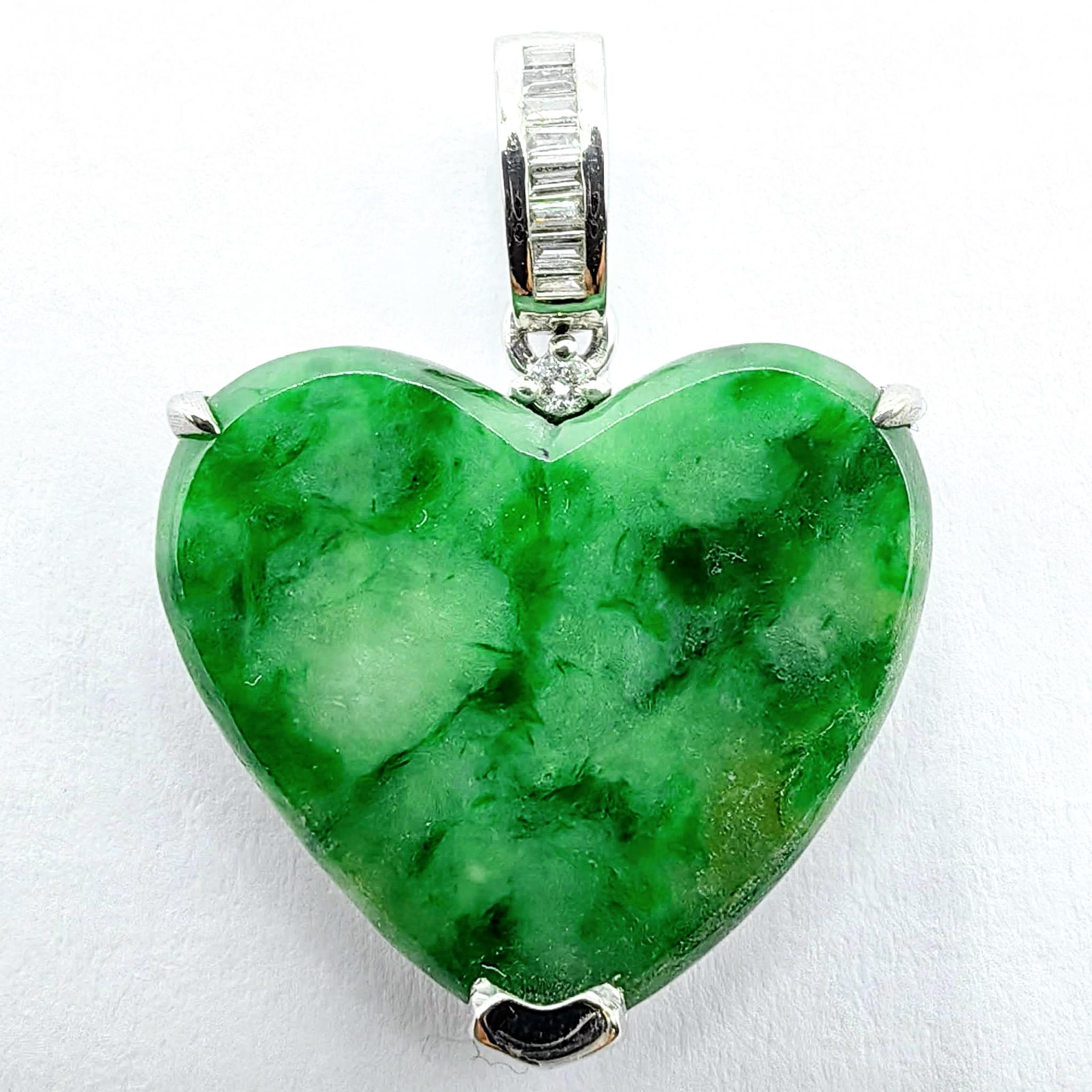 Certified Flower Green Heart-Shaped Jade Round Baguette Diamond 18K Gold Pendant In New Condition For Sale In Wan Chai District, HK