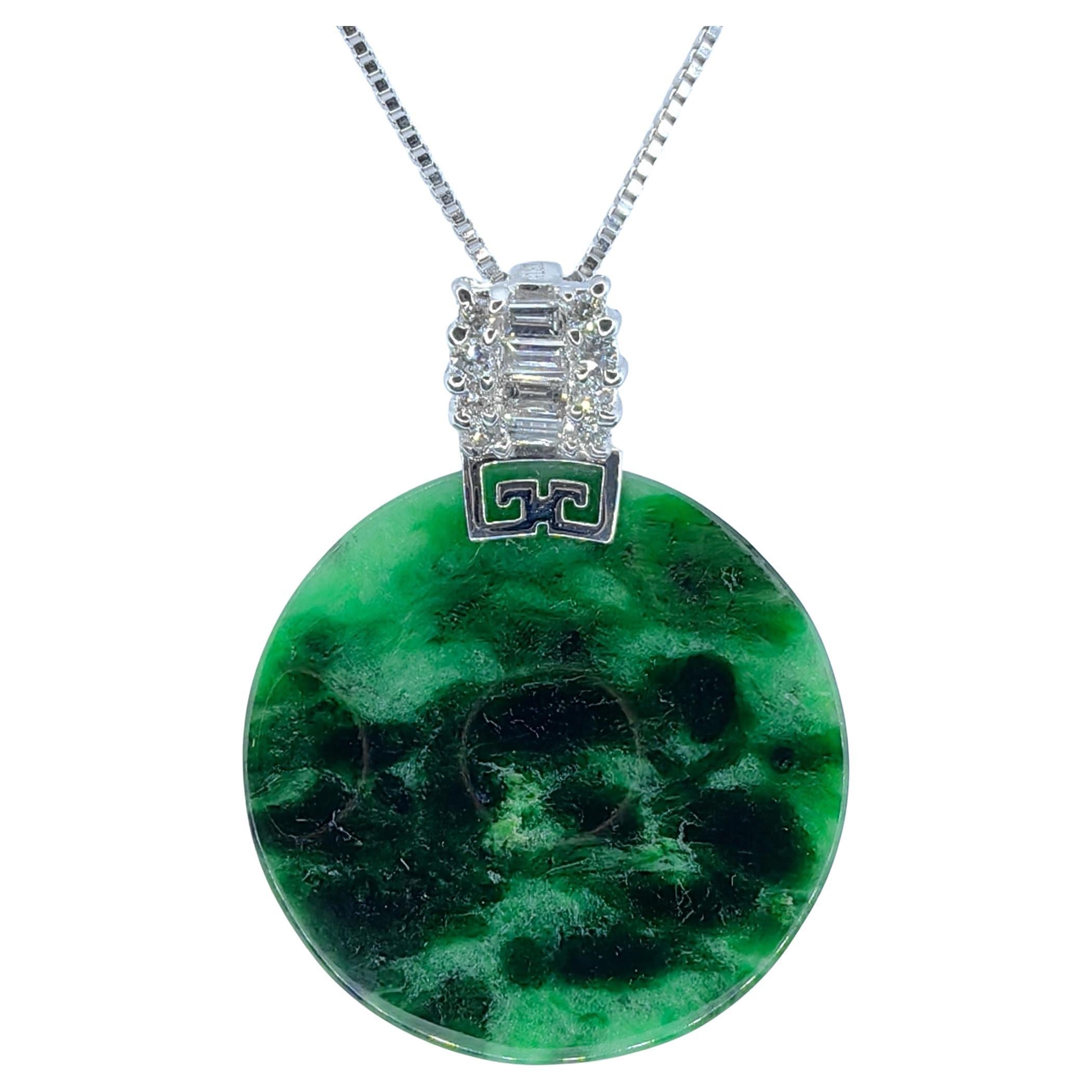 Colgante de disco de jadeíta verde flor certificada con diamante de oro blanco de 18 quilates en venta