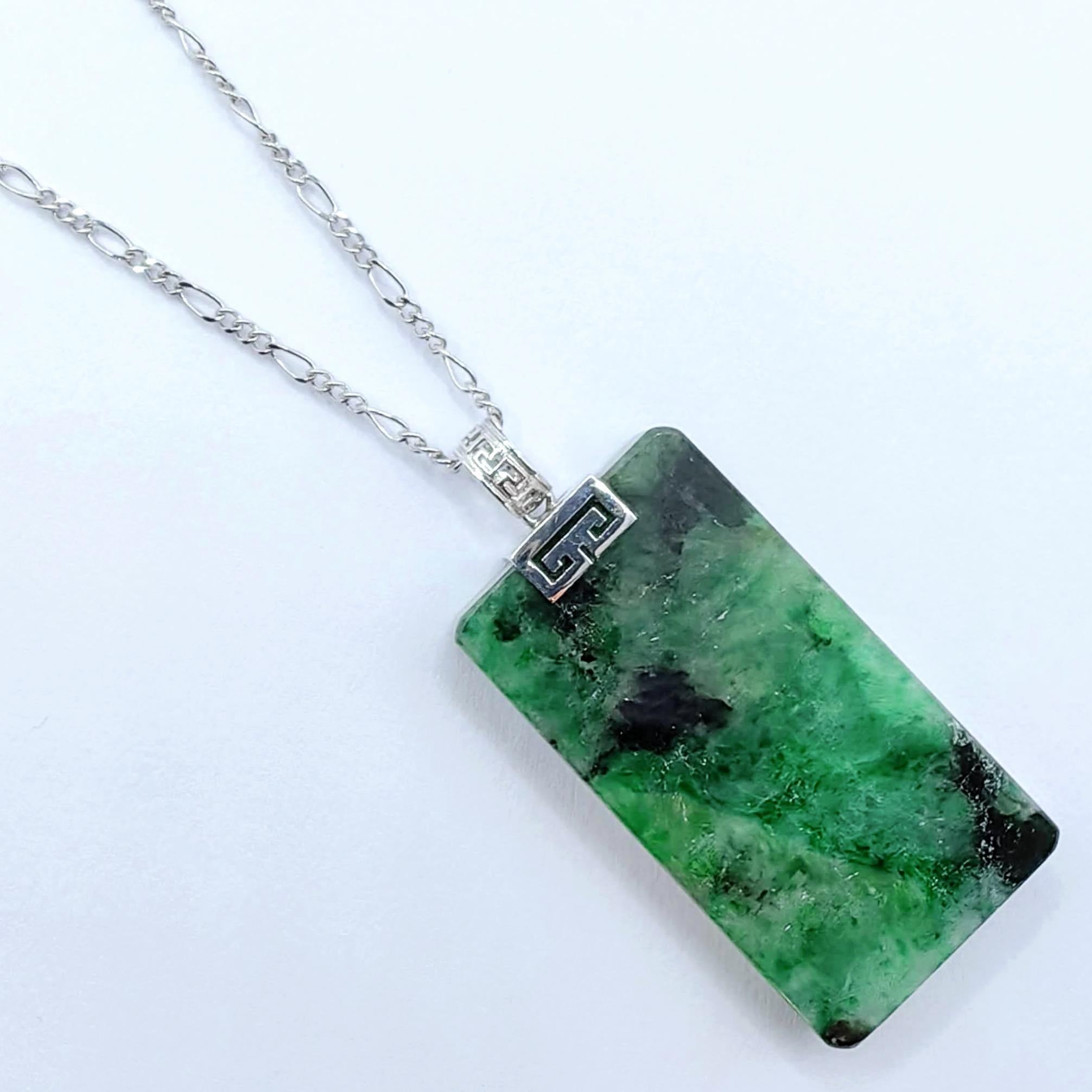 Découvrez l'élégance sereine de ce pendentif de paix en jadéite vert-fleur, également connu sous le nom de 