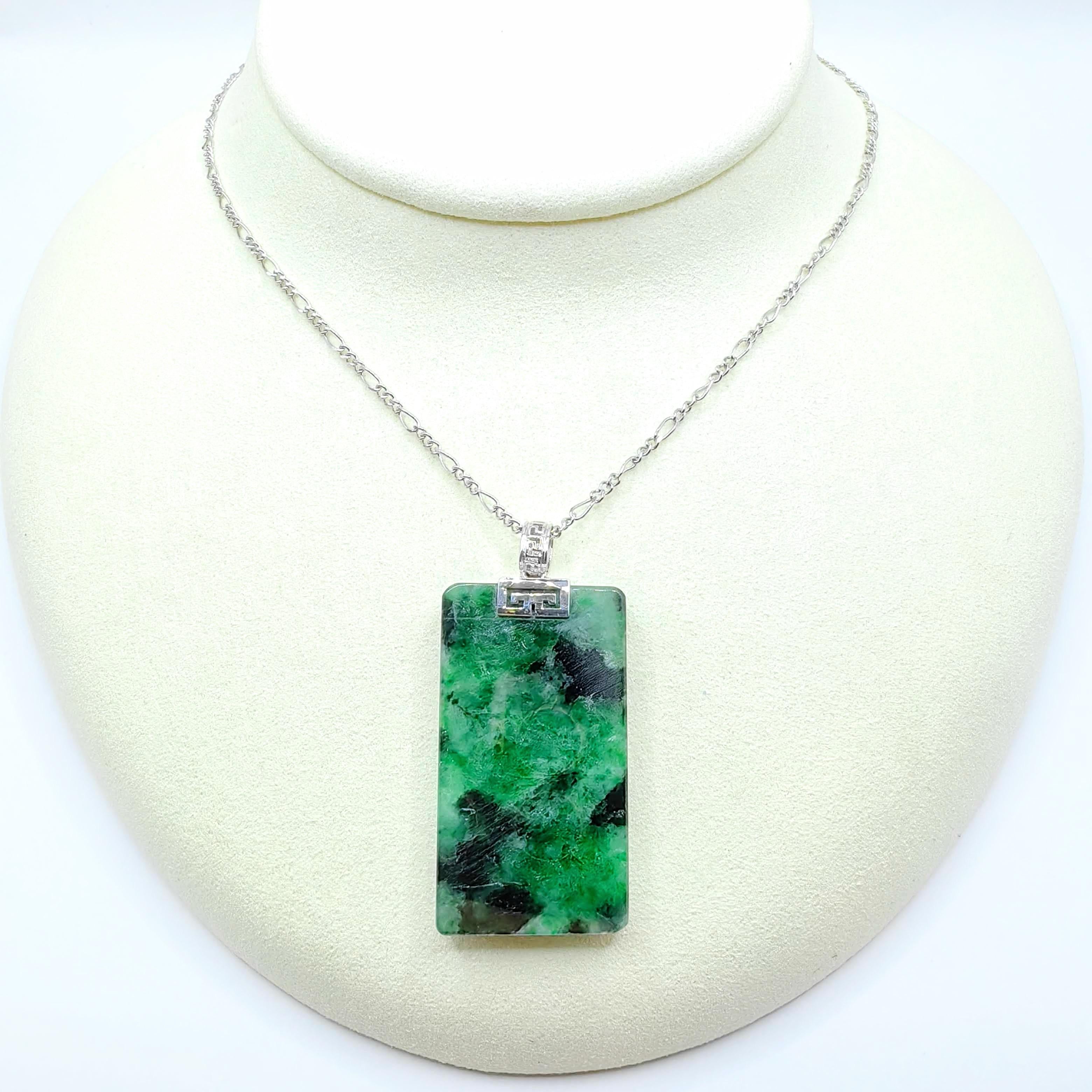 Contemporain Pendentif de paix en jadéite verte certifiée avec attache en or 18 carats en forme de clé chinoise en vente