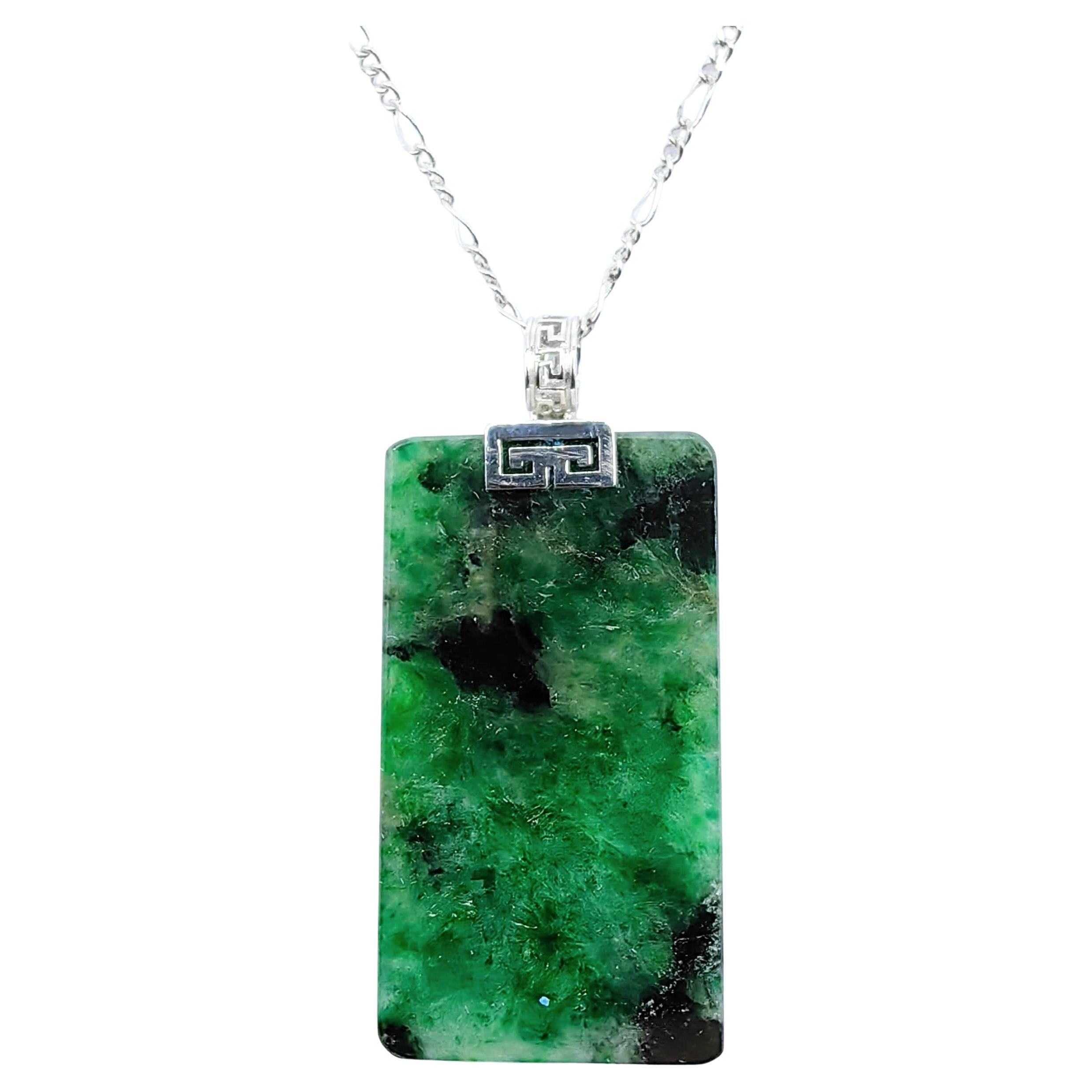 Pendentif de paix en jadéite verte certifiée avec attache en or 18 carats en forme de clé chinoise en vente