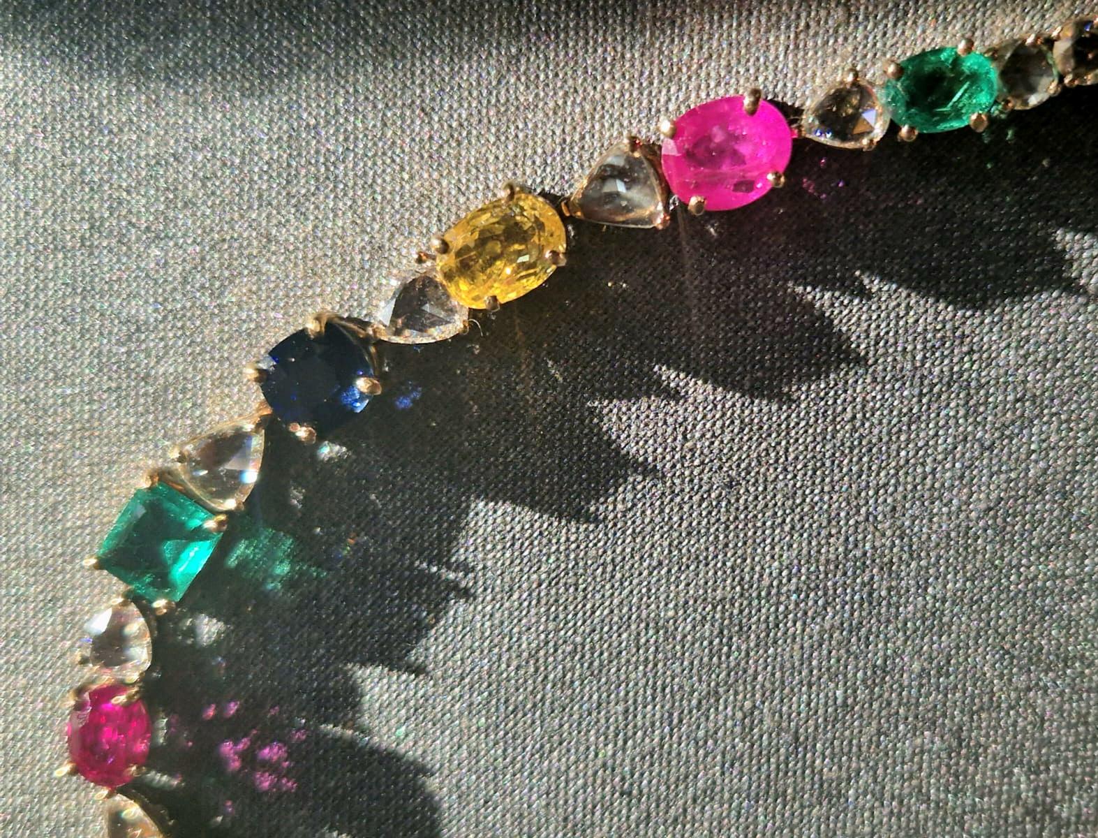 Moderne Bracelet 'Tutti Frutti' certifié serti d'émeraudes, de rubis, de saphirs et de diamants. en vente