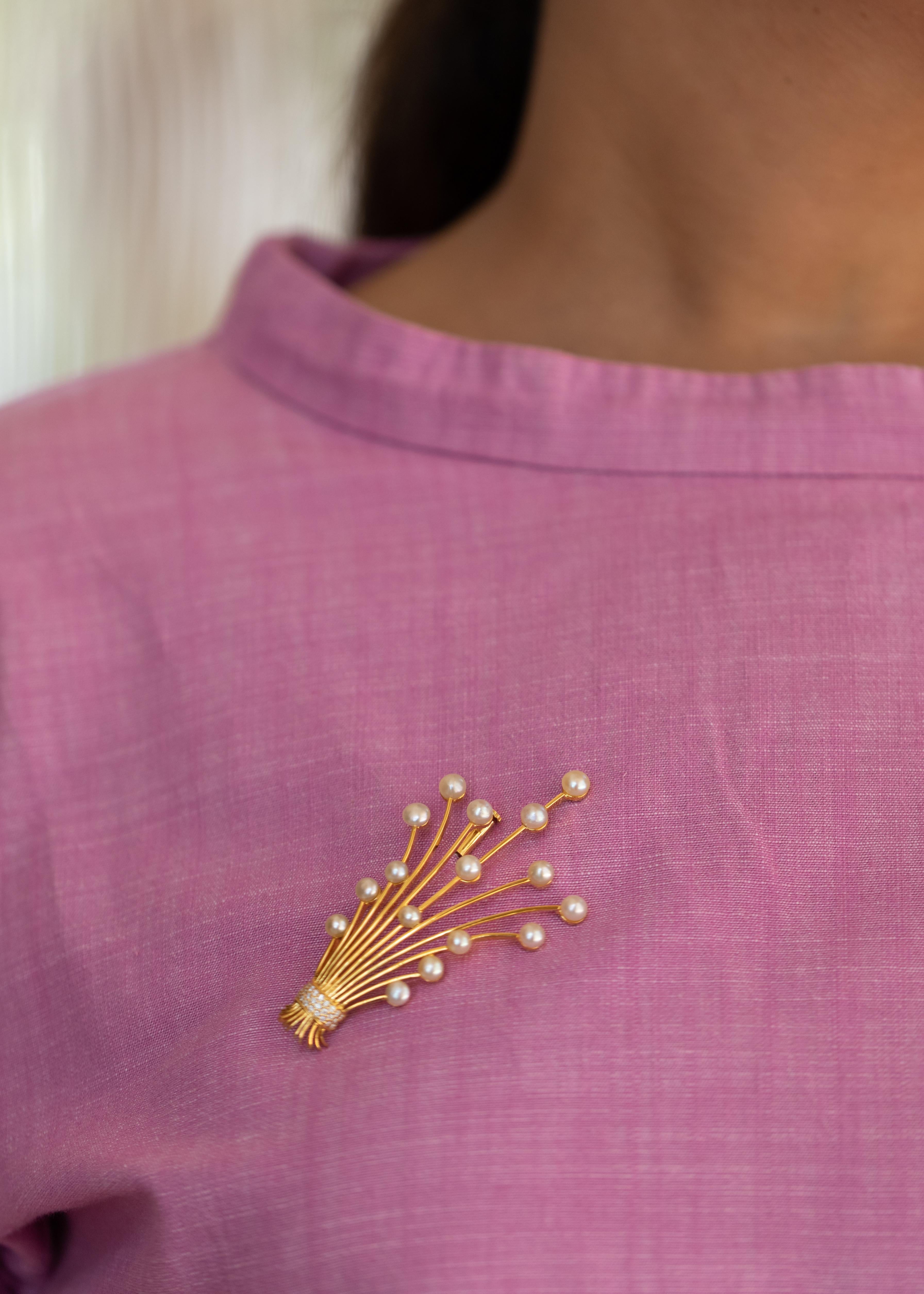 Tallos de oro amarillo, flores de perlas naturales de Bahrein y un cordón de diamantes...
Este ramo es un espectáculo, es una obra de arte ponible.
El broche está diseñado y fabricado a mano en Bahréin.

Las perlas están certificadas por el