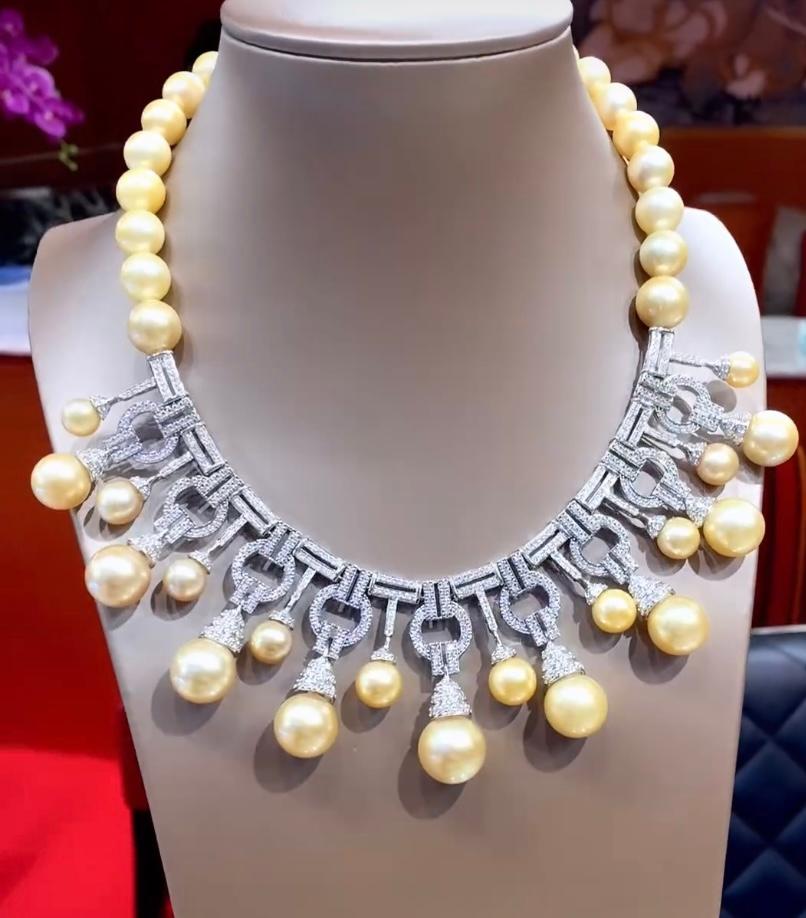 Round Cut Certified Golden South Sea Pearls  8.00 Ct Diamonds 18k Gold Art Decó Necklace For Sale