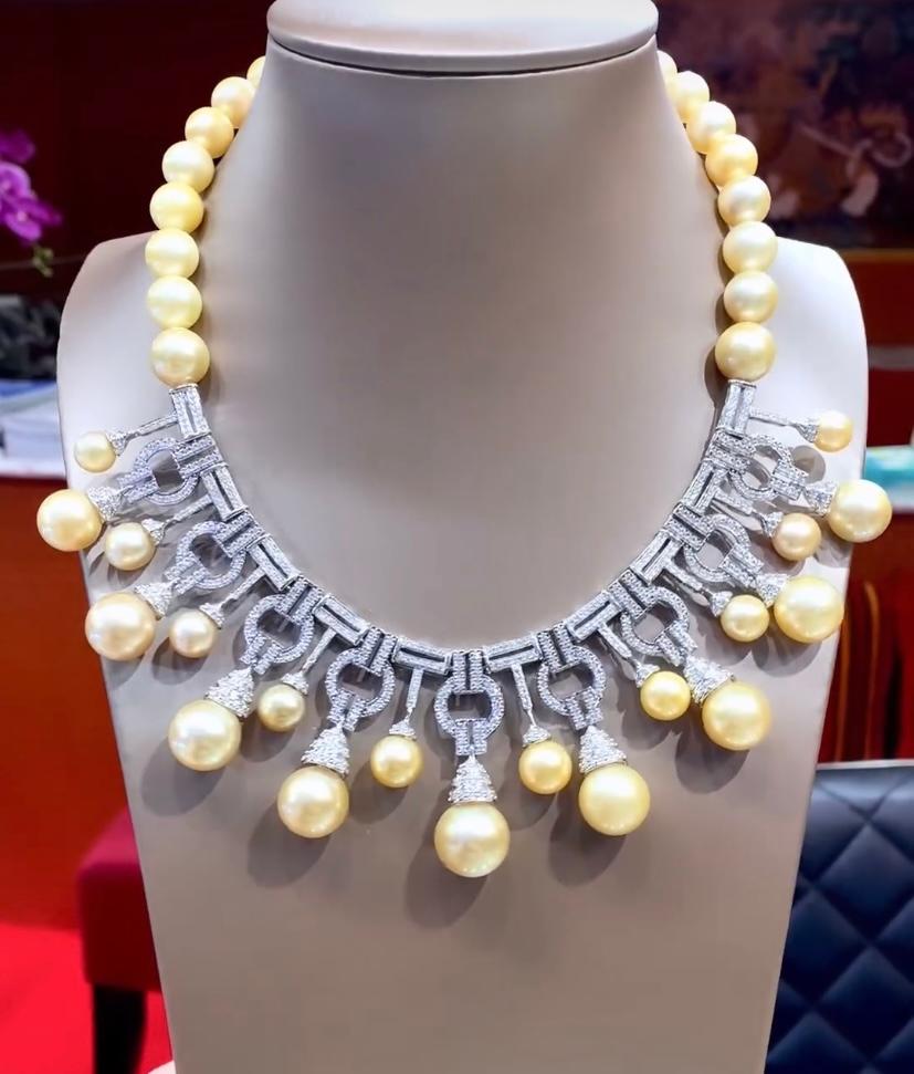Perles dorées des mers du Sud certifiées  8.00 Ct Diamonds 18k Gold Art Decó Necklace Pour femmes en vente