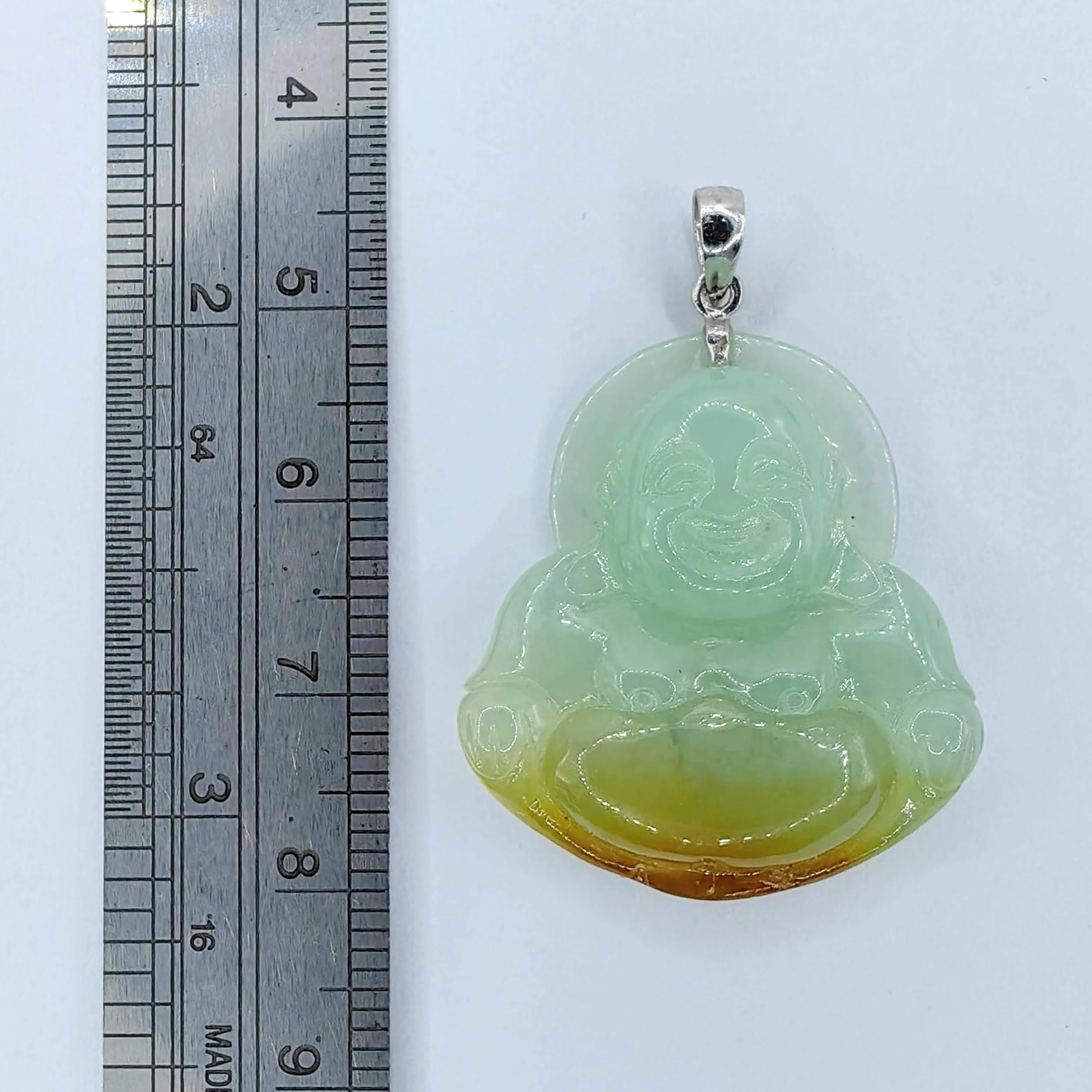 Certified Green & Amber Jadeite Jade Smiling Buddha Pendant in 18K White Gold en vente 1