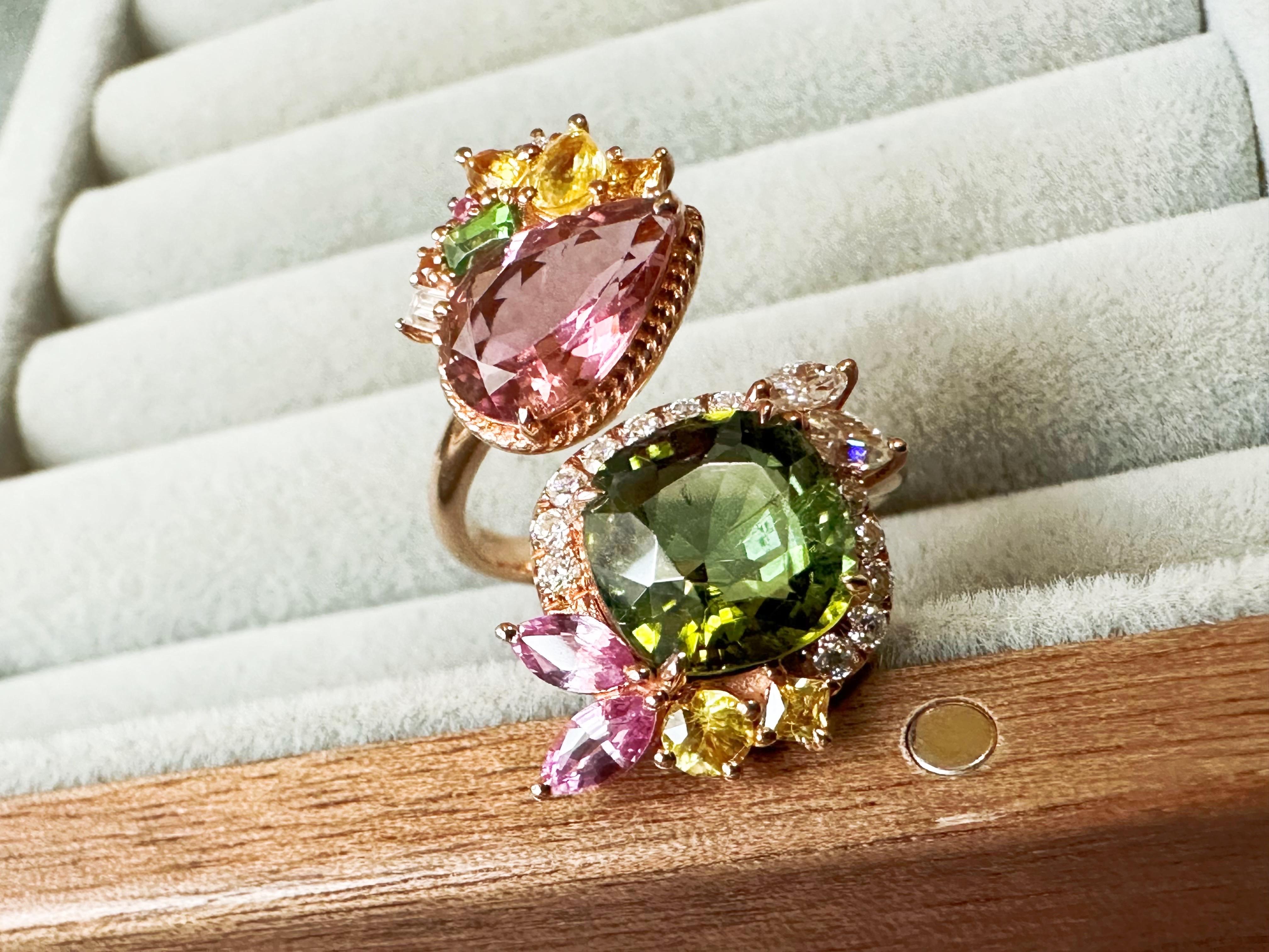 Zertifizierter grüner und rosafarbener Toumaline-Twin-Stein-Ring mit Moissanit aus 14 Karat Gold (Kissenschliff) im Angebot