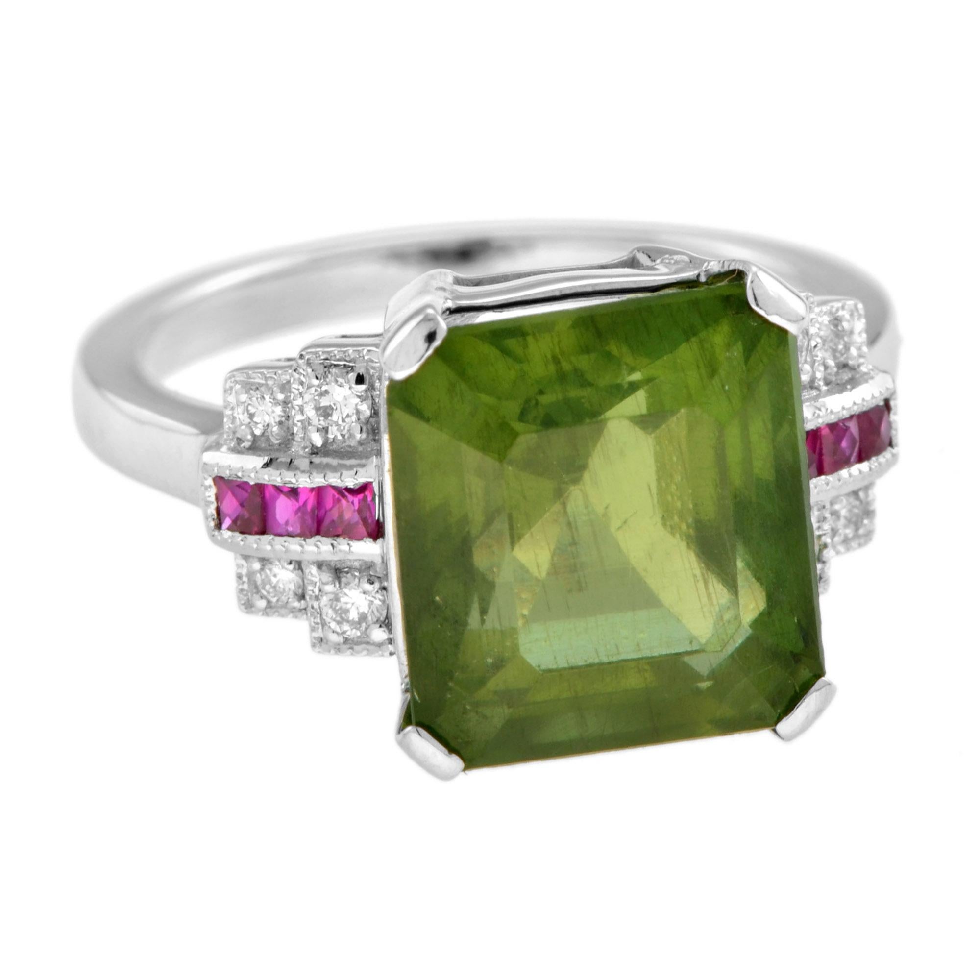 Cette bague au chic exceptionnel présente une apatite verte pesant environ 8,03 carats, flanquée aux épaules de diamants et de rubis roses, le tout serti dans de l'or blanc 18k. La combinaison des couleurs vert foncé et rose est vraiment